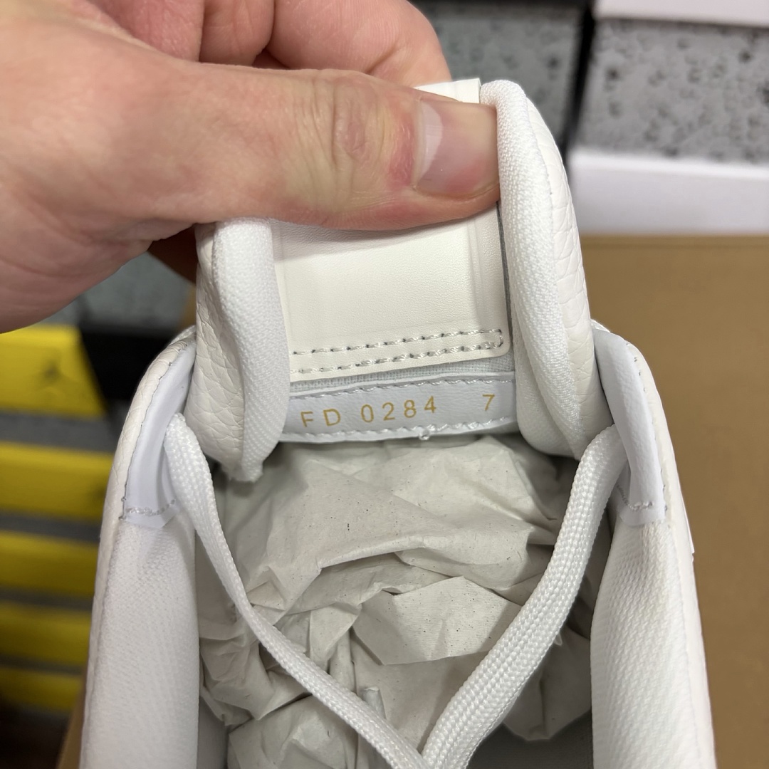 Louis Vuitton Trainer V2-07 - Image 10