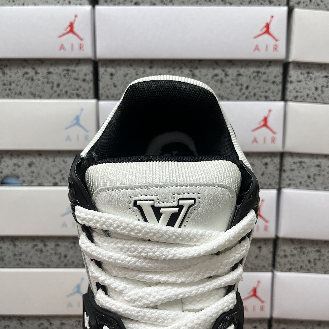 Louis Vuitton Trainer Maxi White Black Print - Image 9