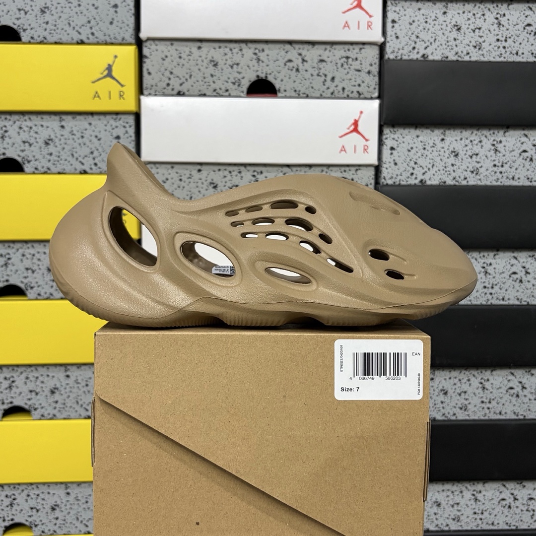 Adidas Yeezy Foam RNR Clay Taupe Clogs