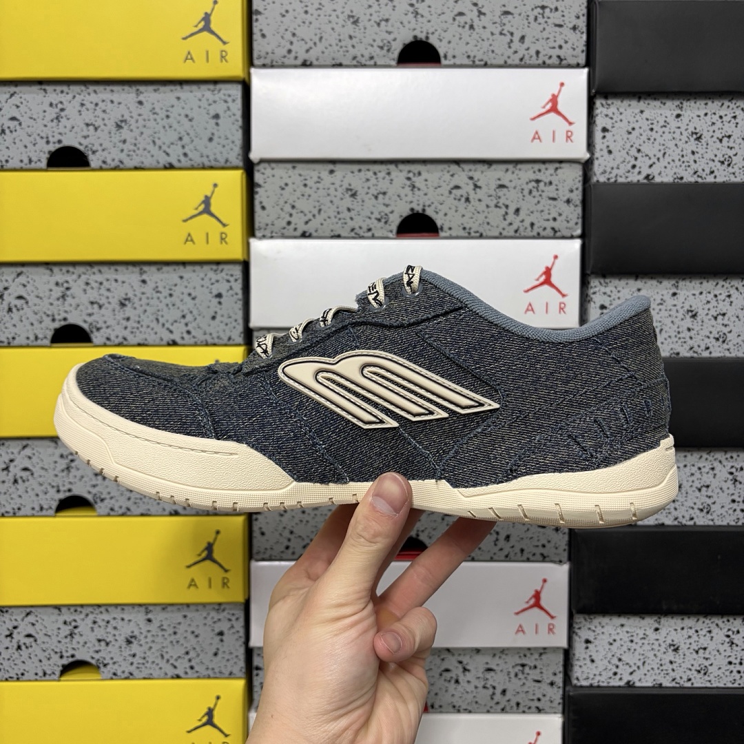 Balenciaga Hamptons Sneakers 18 - Image 5