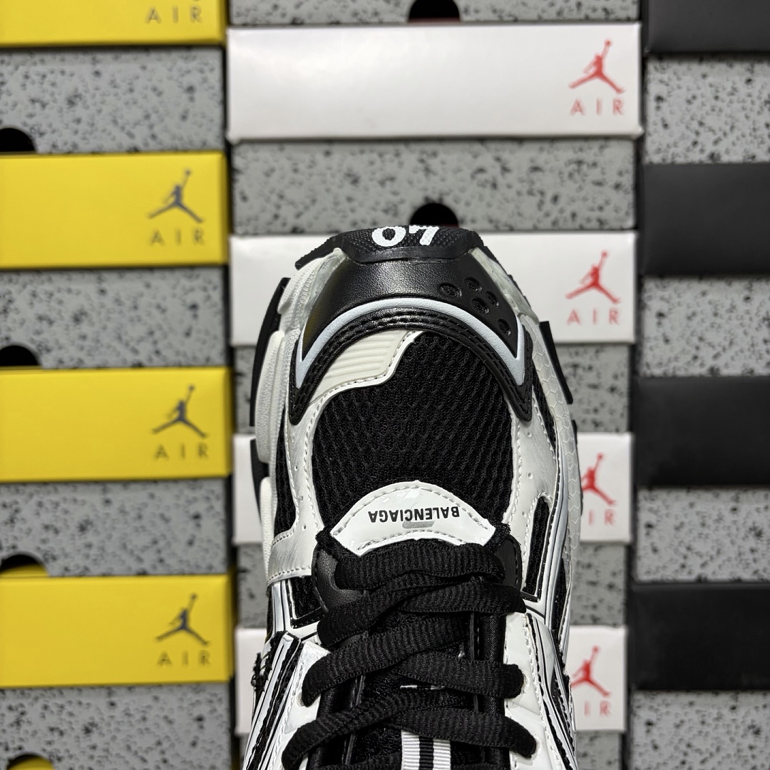 Balenciaga BLCG Runner White Black 7.0 - Image 12