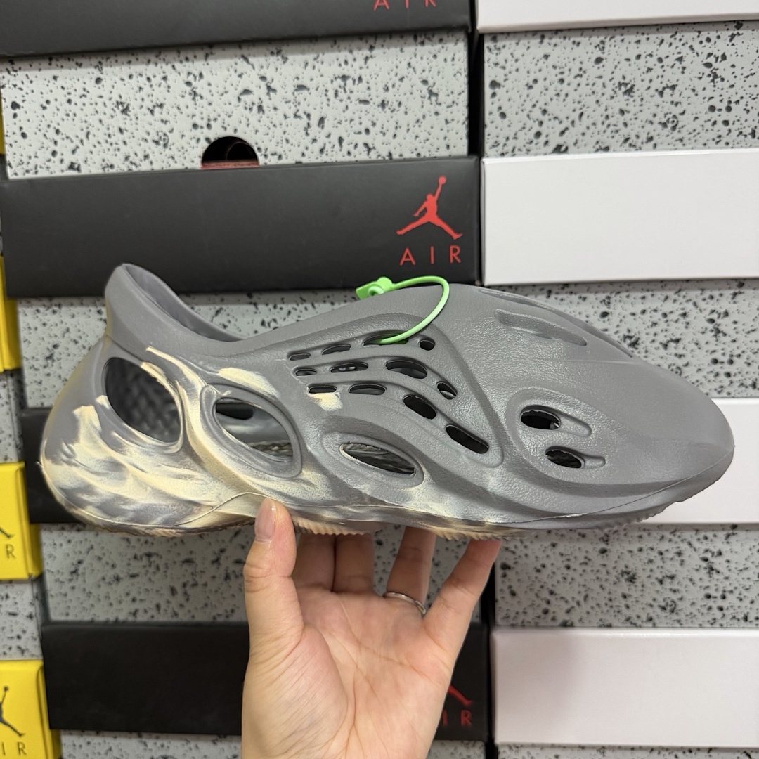 Adidas Slide/Foam Runner - Image 45