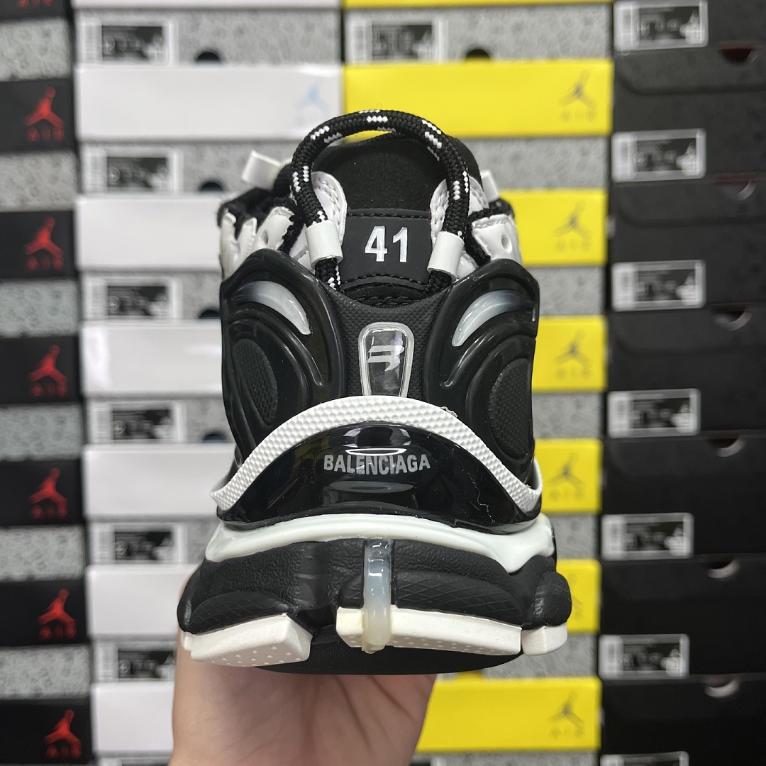 Balenciaga BLCG Runner 7.5 - Image 10