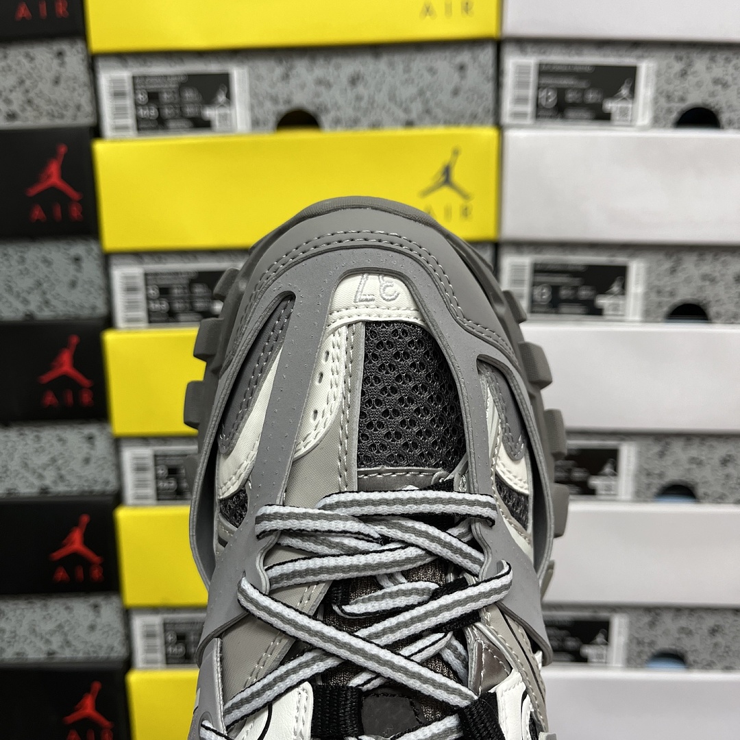 Balenciaga BLCG Track 3.0 Grey LED - Image 5