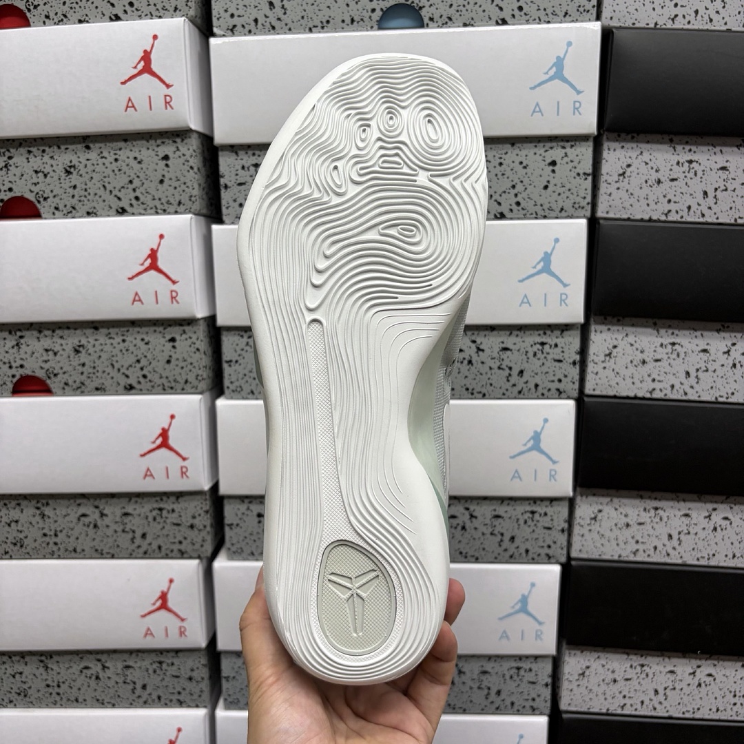 Nike Kobe 9 EM Low Protro Light Silver Steam - Image 6