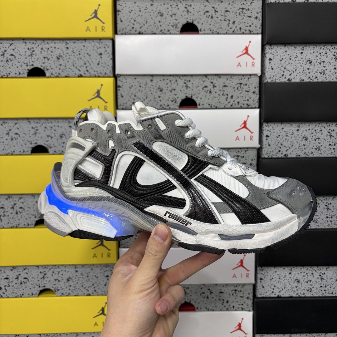 Balenciaga Runner LED 7 Gen - Image 8