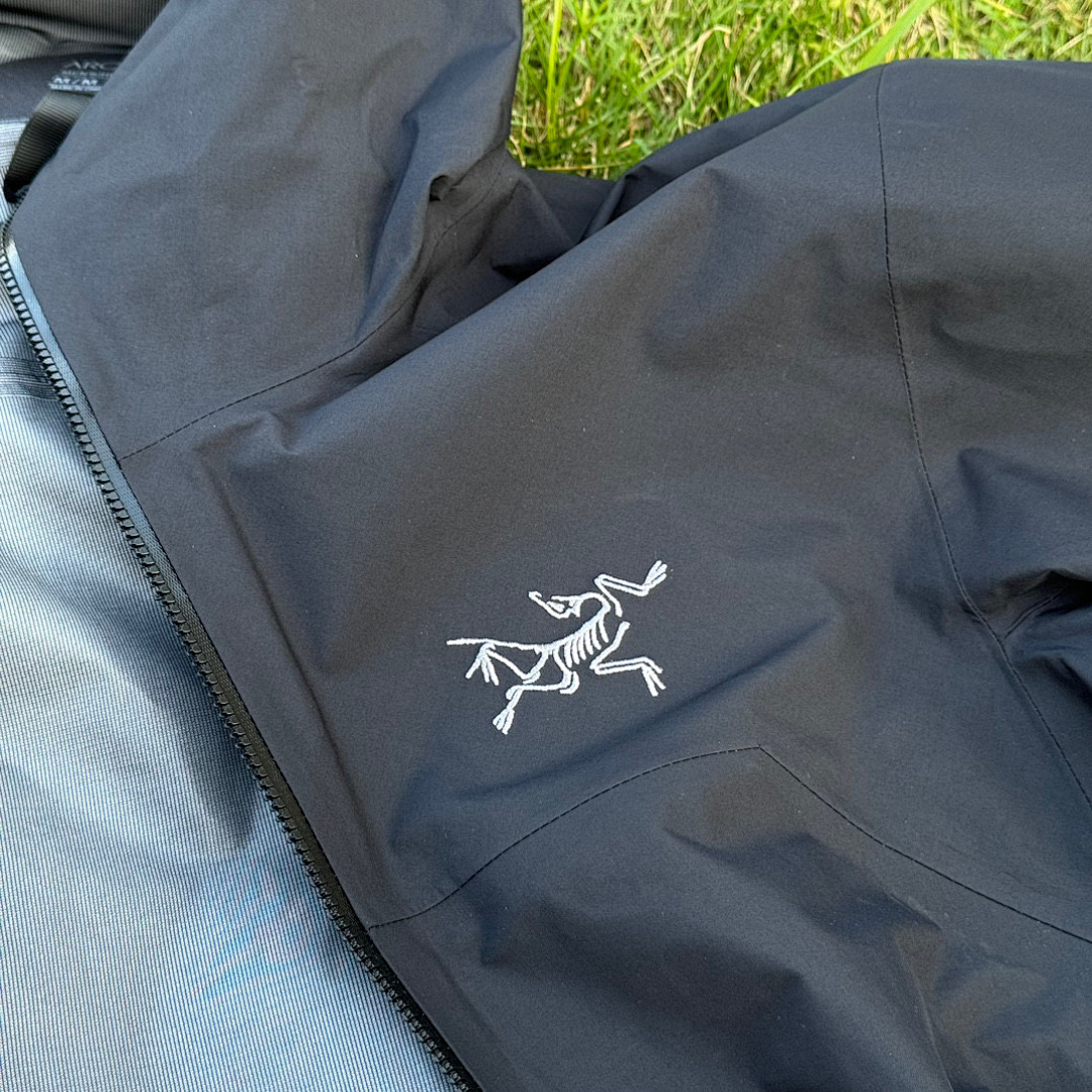Arc'teryx Beta Jacket (Black) - Image 4