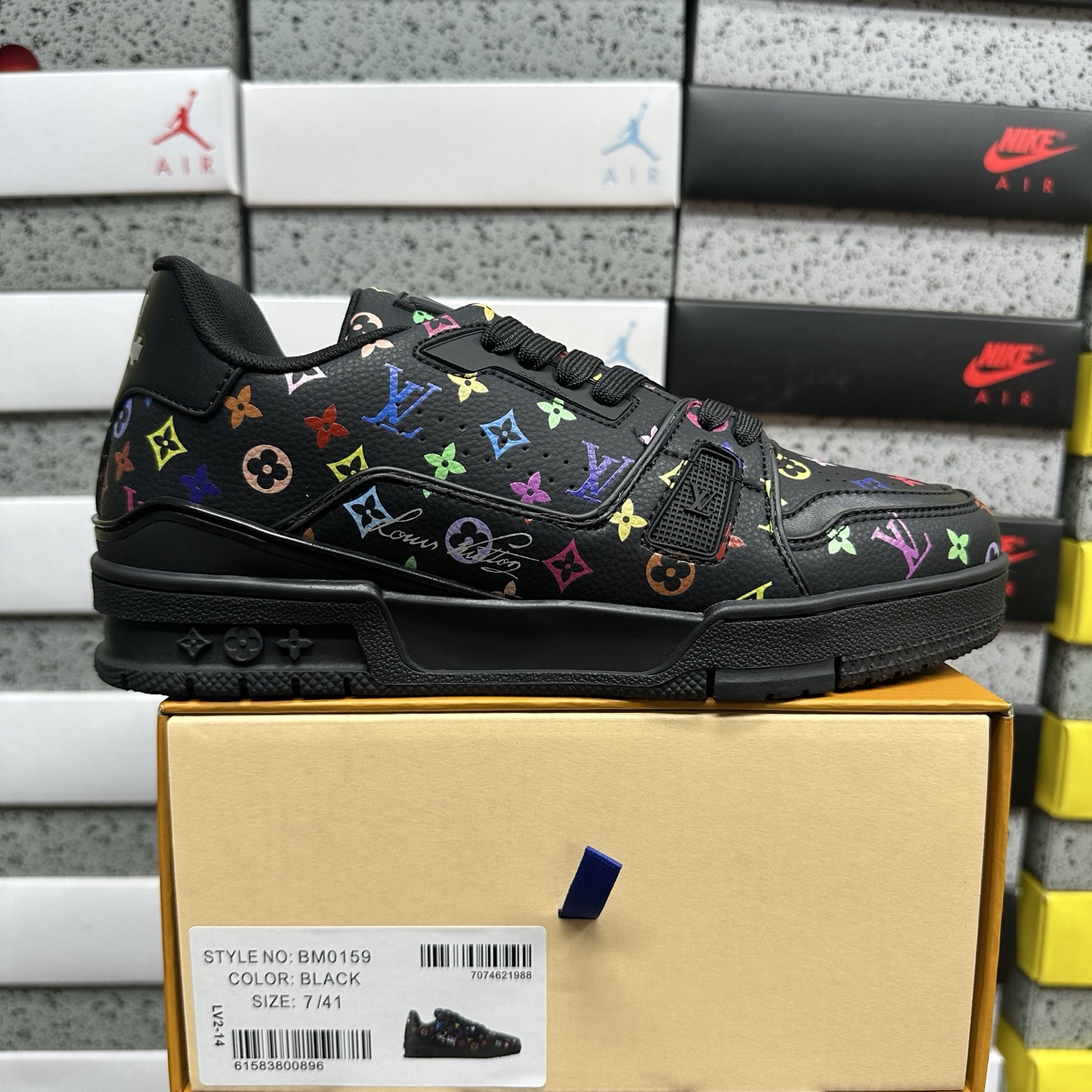 Louis Vuitton Trainer V2-14 - Image 11