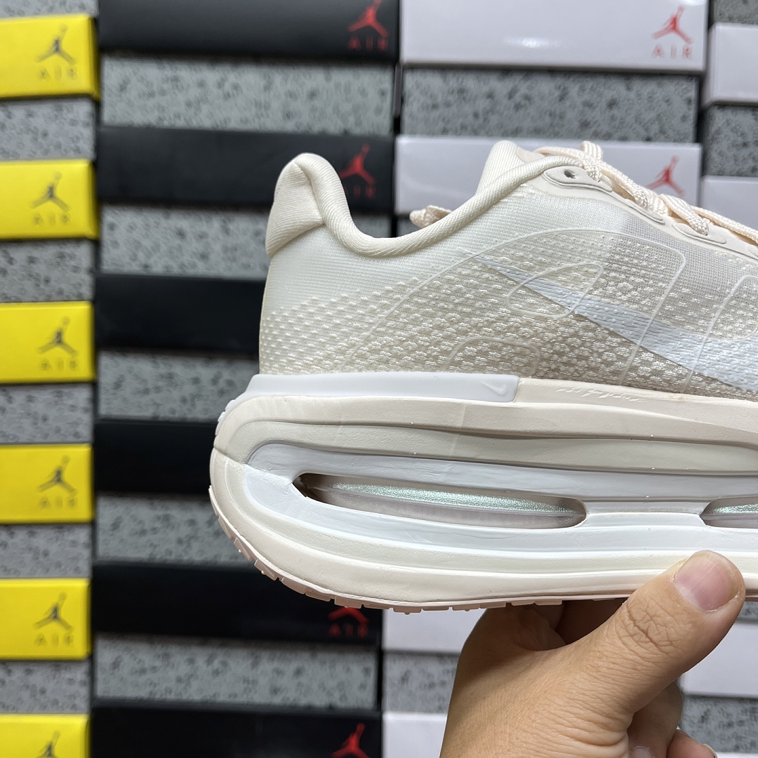 Nike Vomero Premium Chalk - Image 6