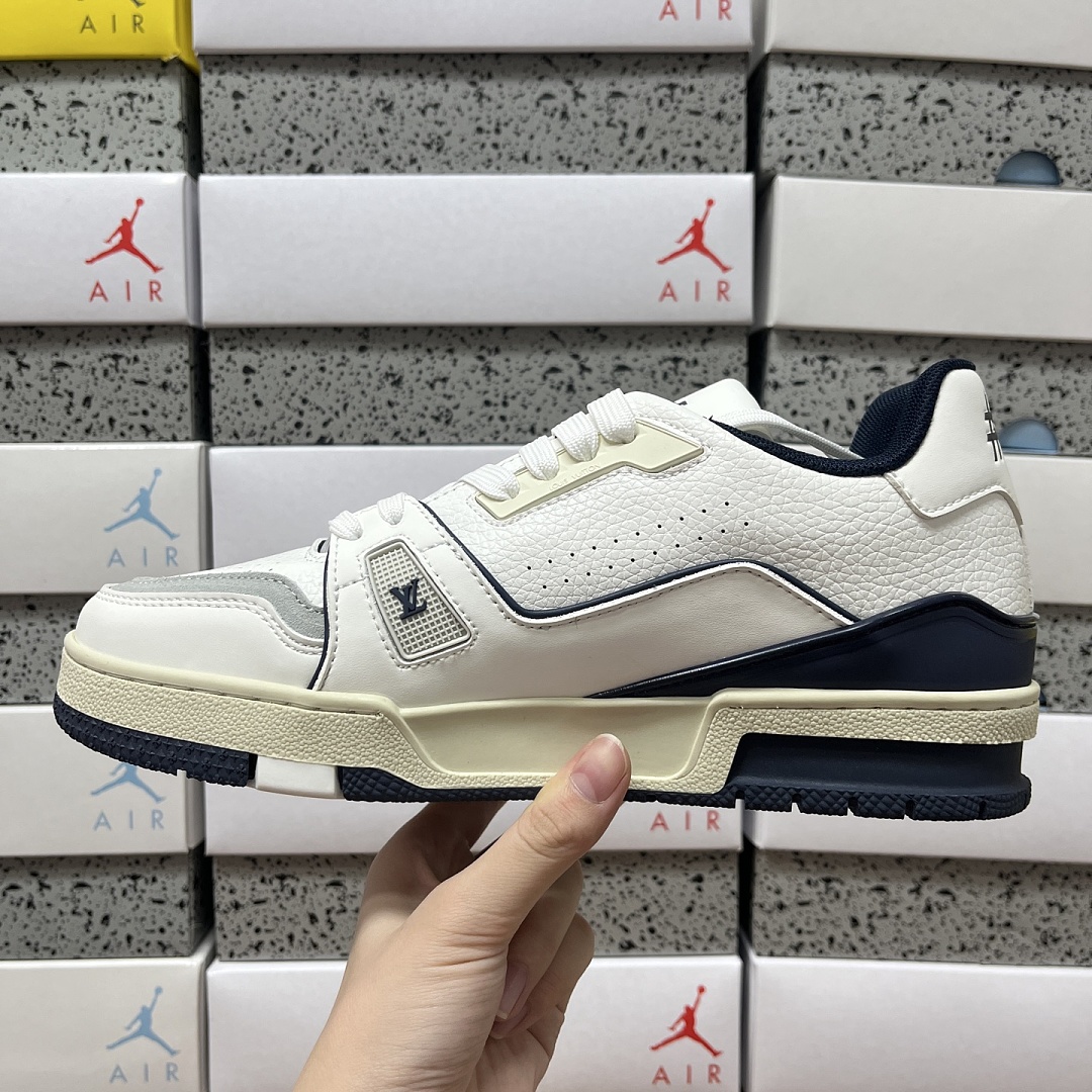 Louis Vuitton Trainer V2-06 - Image 8