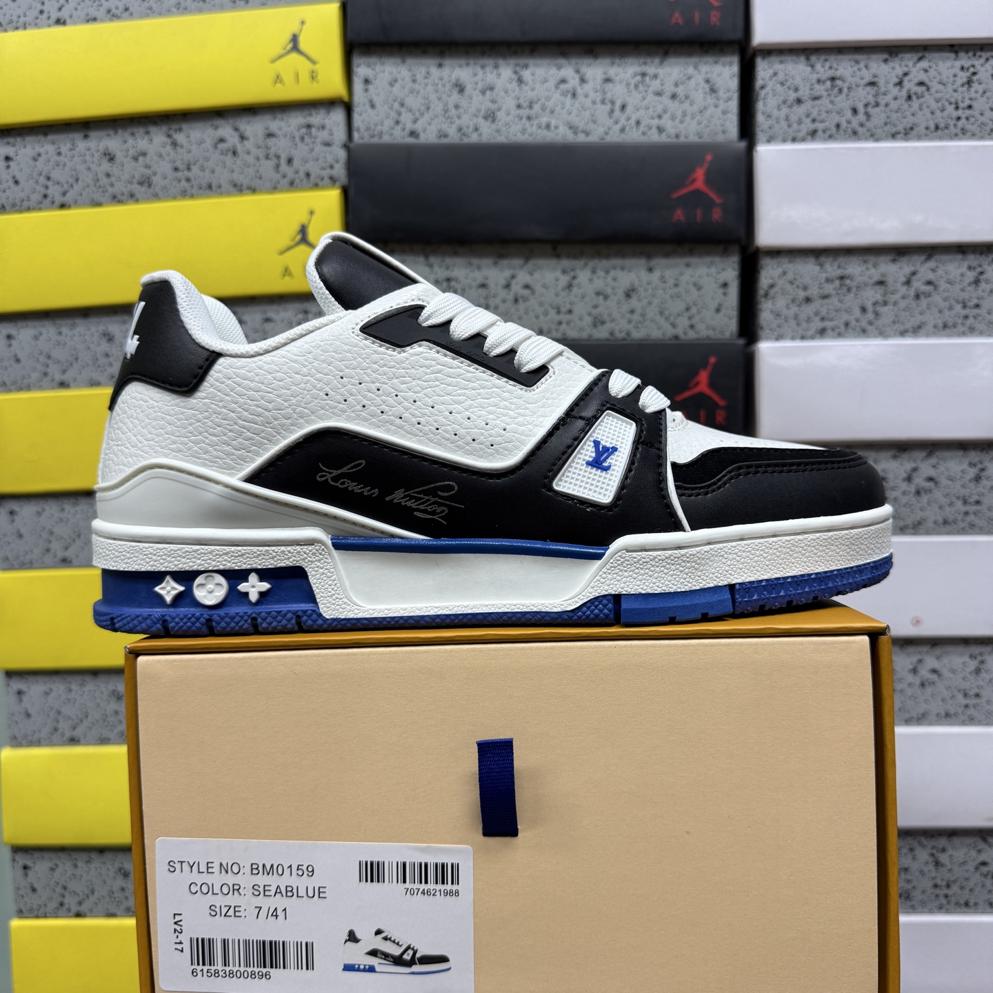 Louis Vuitton Trainer V2-17 - Image 10