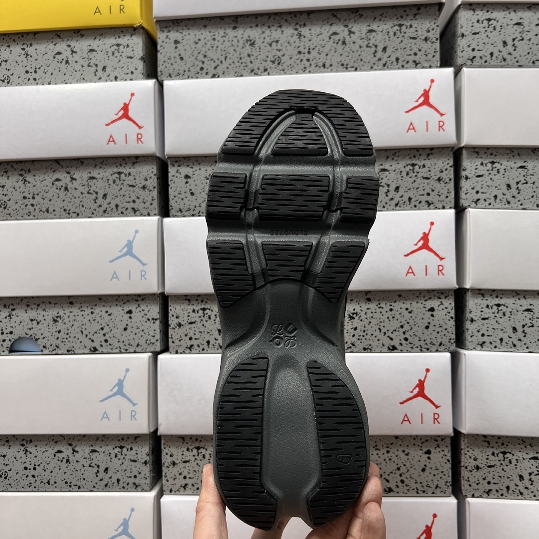 On Running Cloudsolo LOEWE (Black) - Image 7