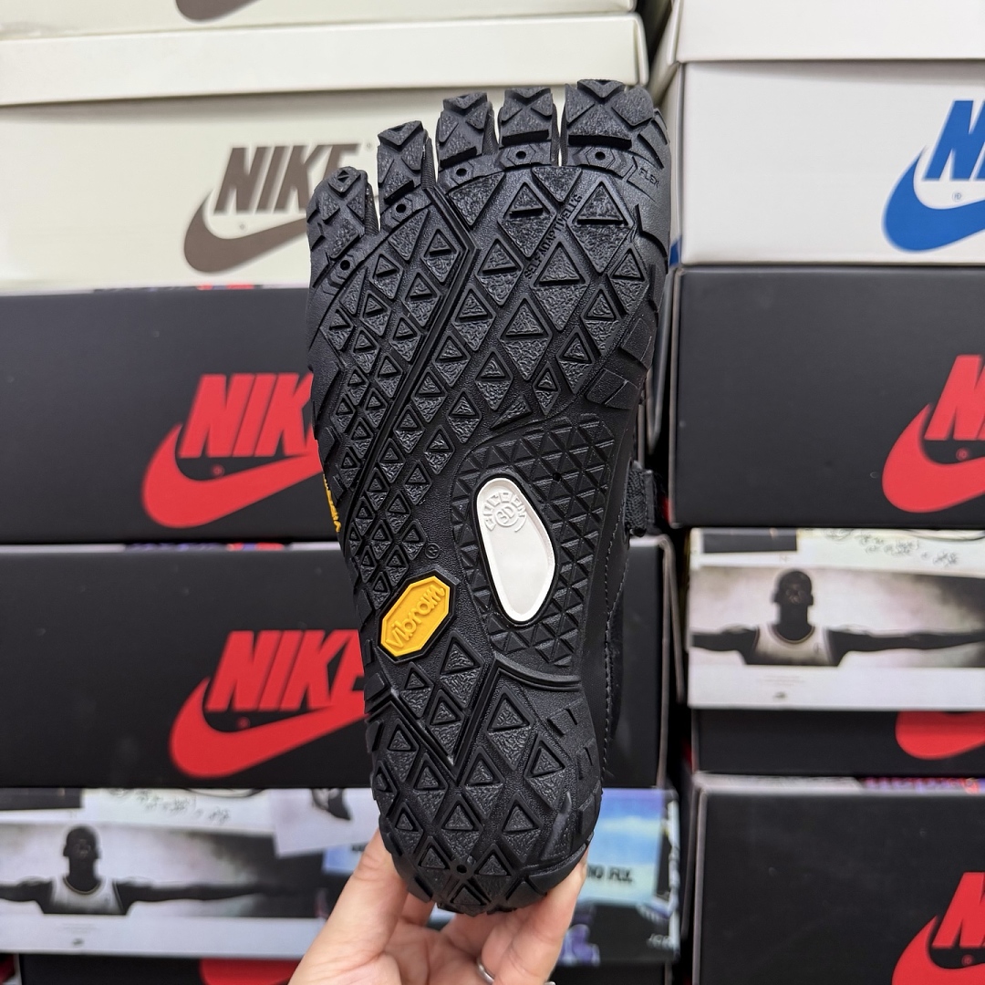Suicoke Finger Chukka Boot S20MLC1 Black Velcro Strap - Image 3