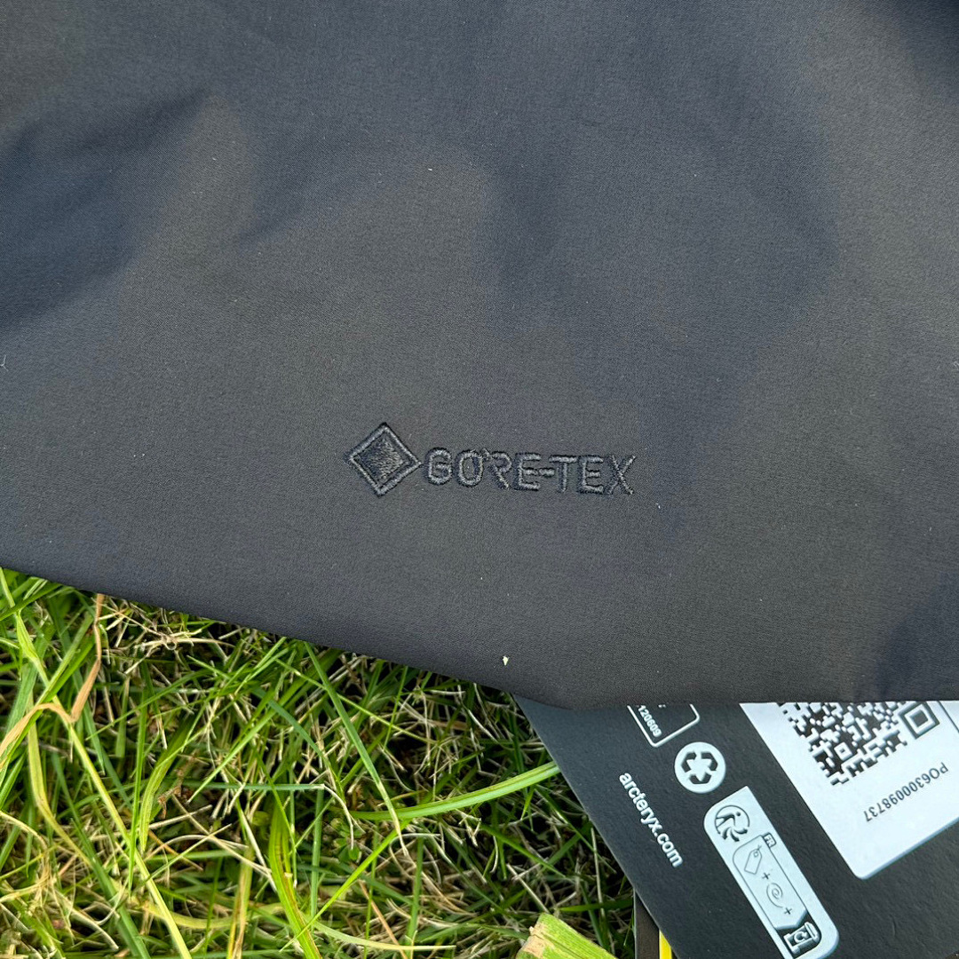 Arc'teryx Beta Jacket (Black) - Image 8