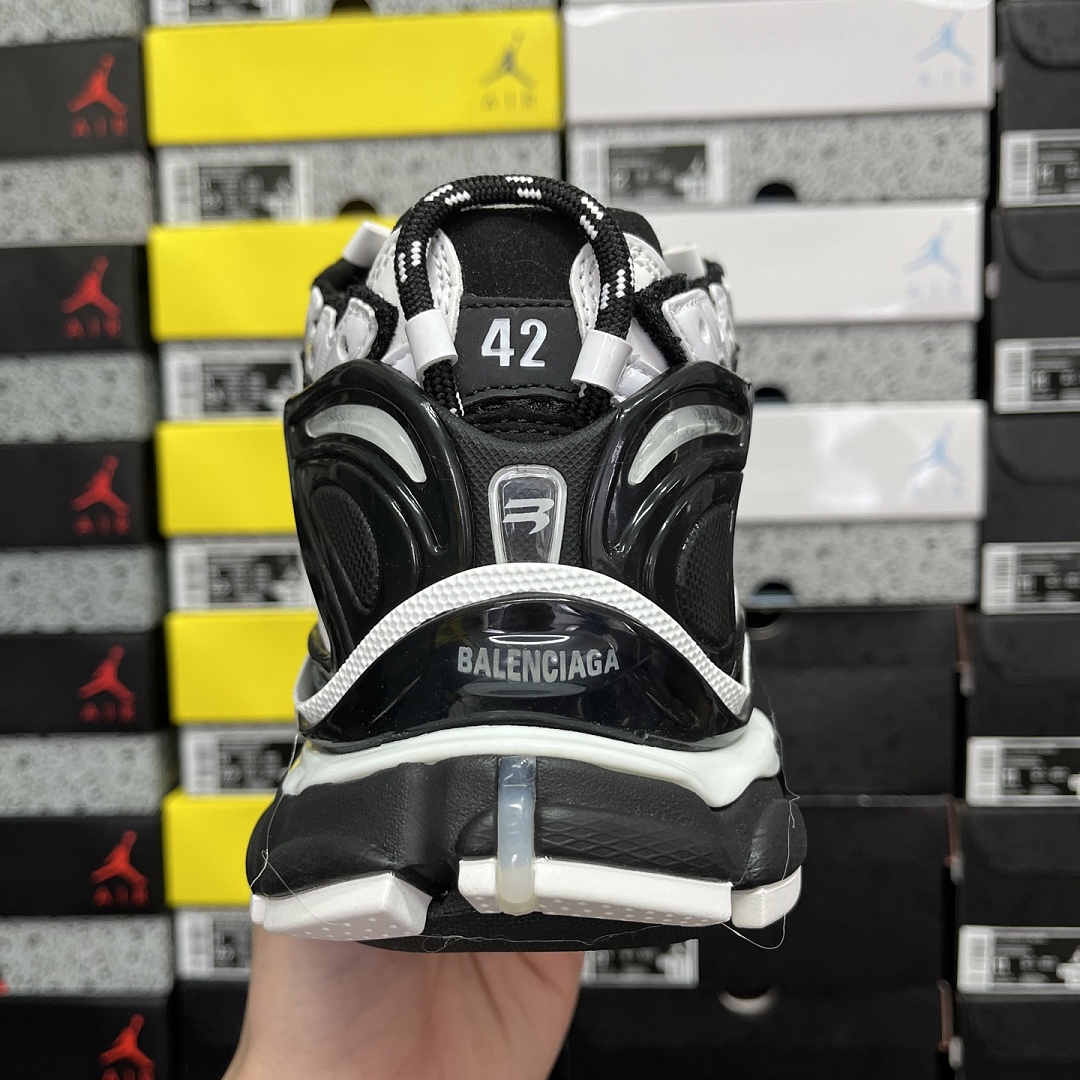 Balenciaga BLCG Runner 7.0 - Image 8