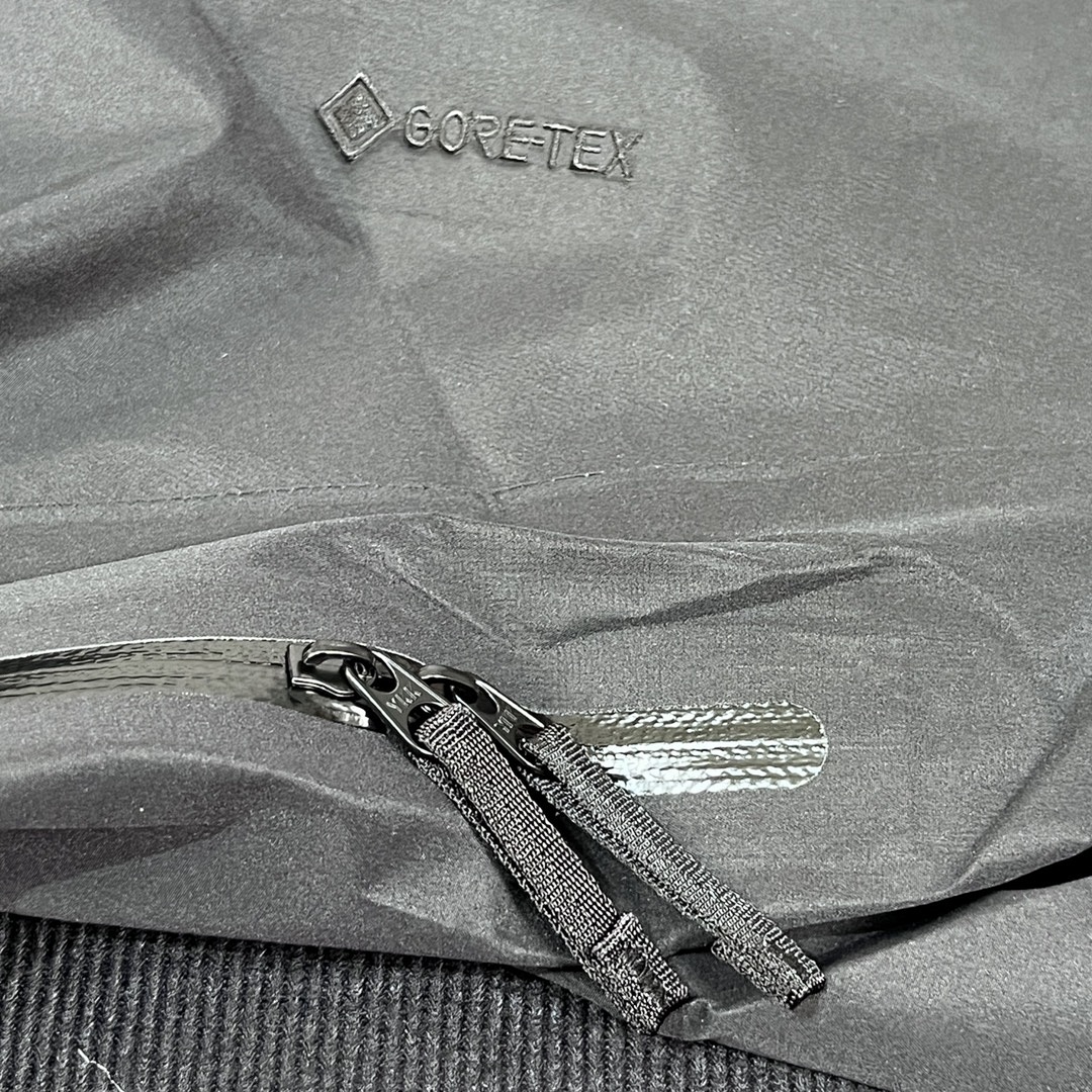 Arc'teryx Beta LT Jacket (Black) - Image 31