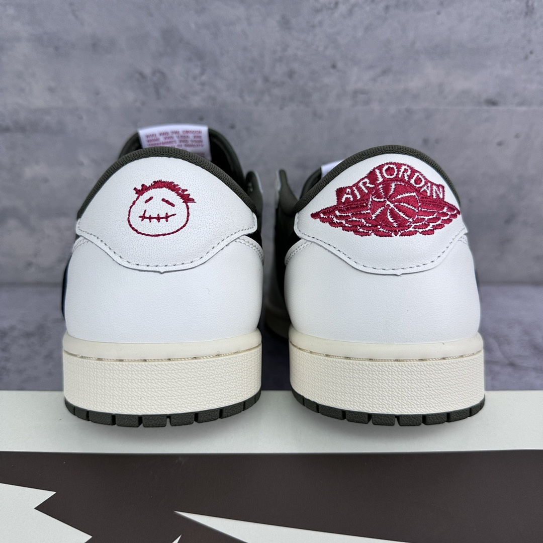Chanel Nike Dunk SB Low Pro - Image 3