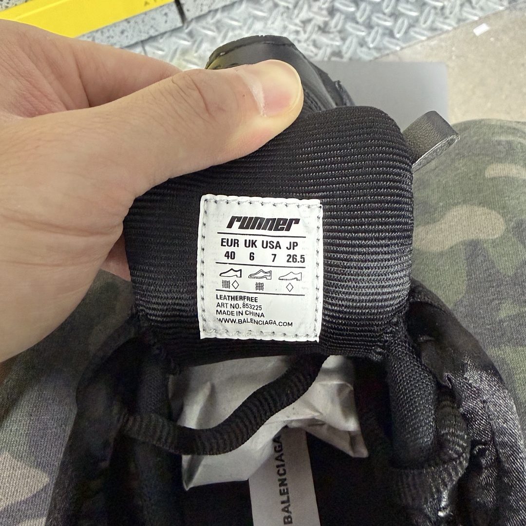Balenciaga Runner LED Black 7.5 - Image 11