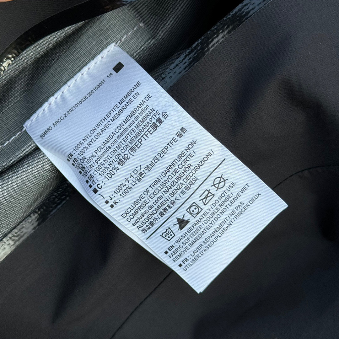 Arc'teryx Beta Jacket (Black) - Image 5