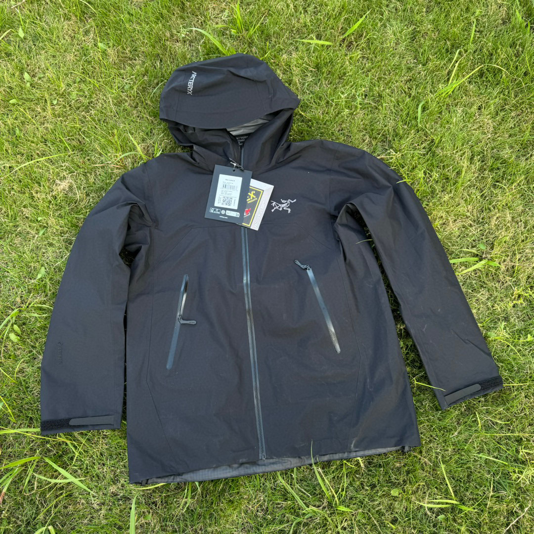 Arc'teryx Beta Jacket (Black) - Image 18