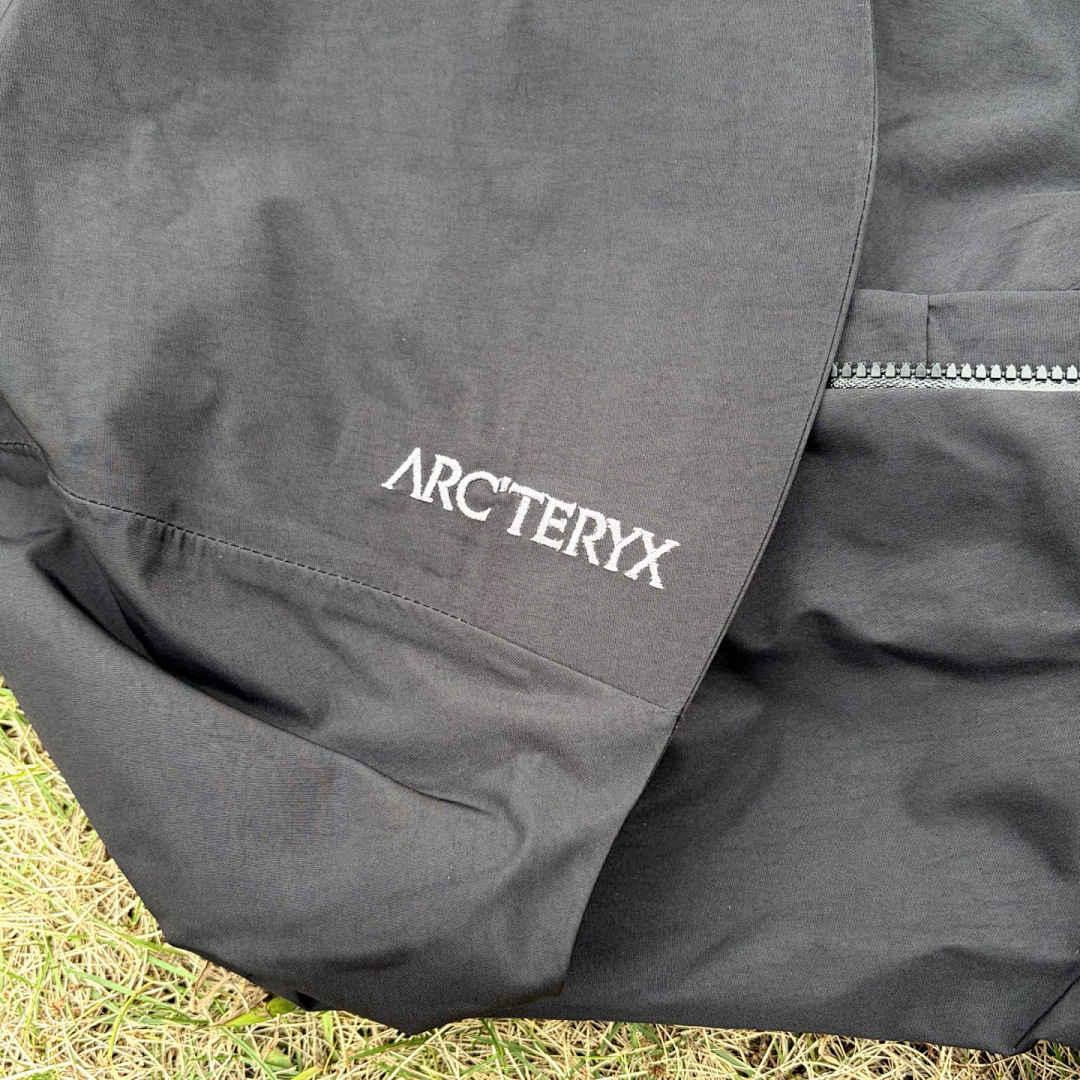 Arc'teryx Beta Jacket (Black SL) - Image 17