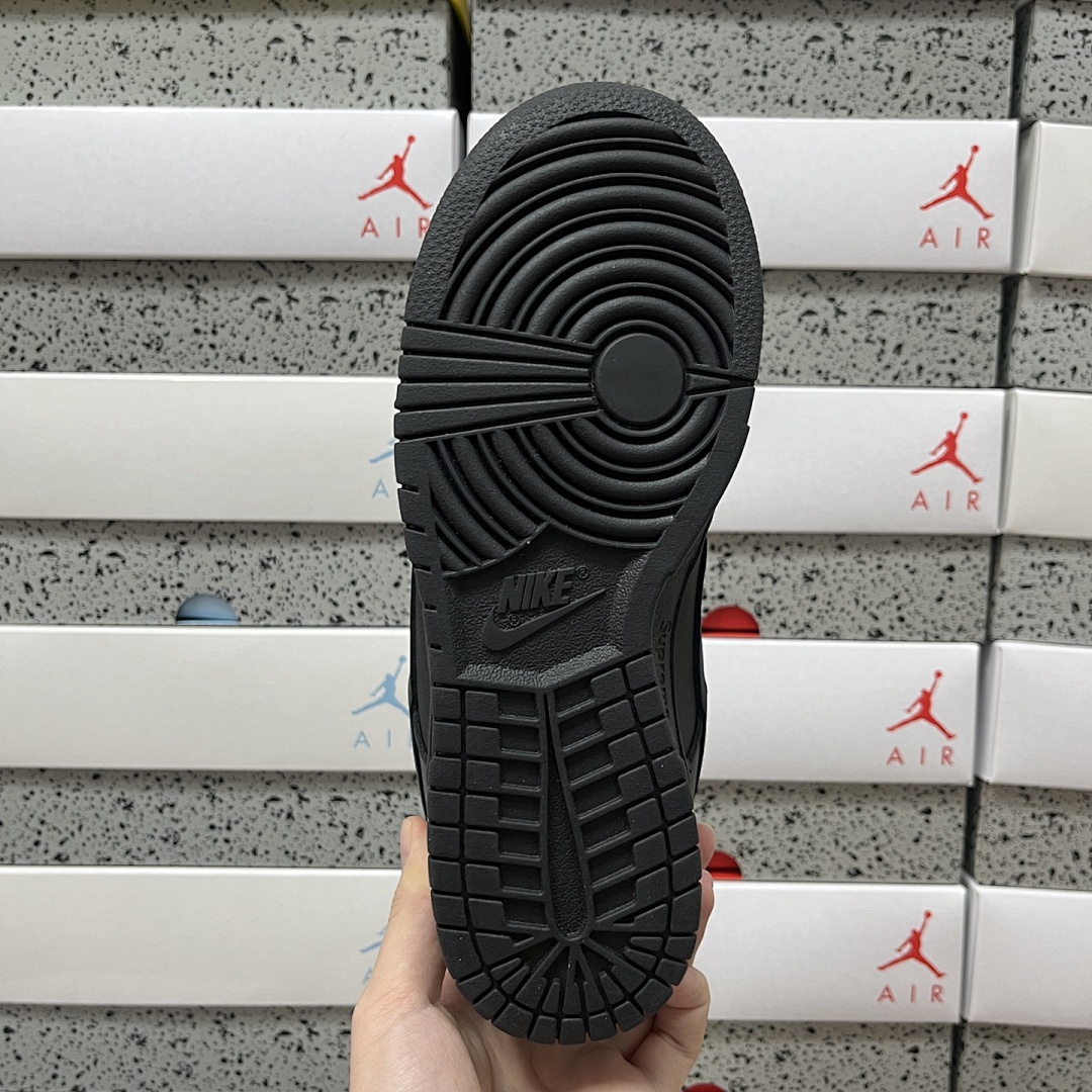 Nike SB Dunk Low Supreme Collab (Black 94) - Image 4