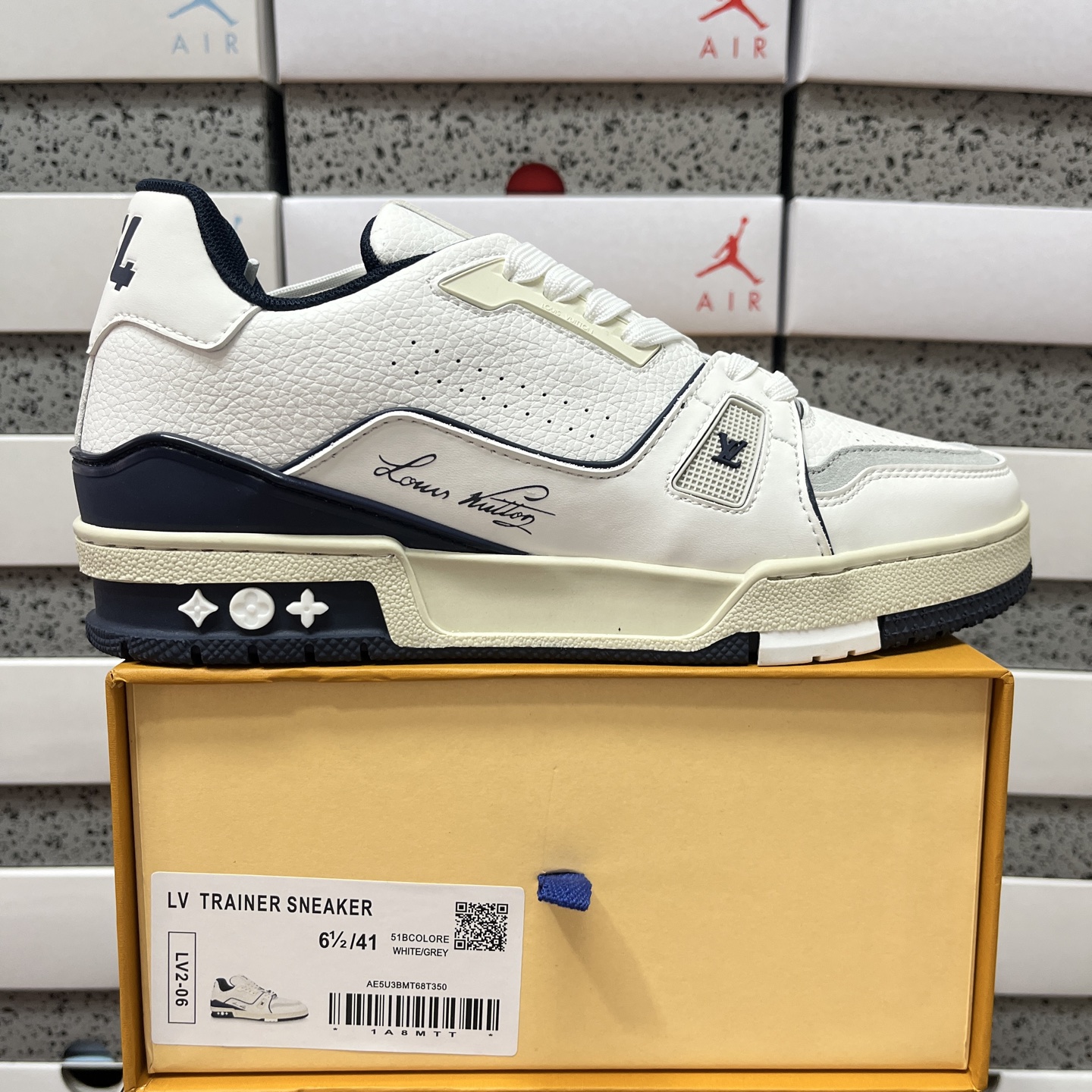 Louis Vuitton Trainer V2-06 - Image 10