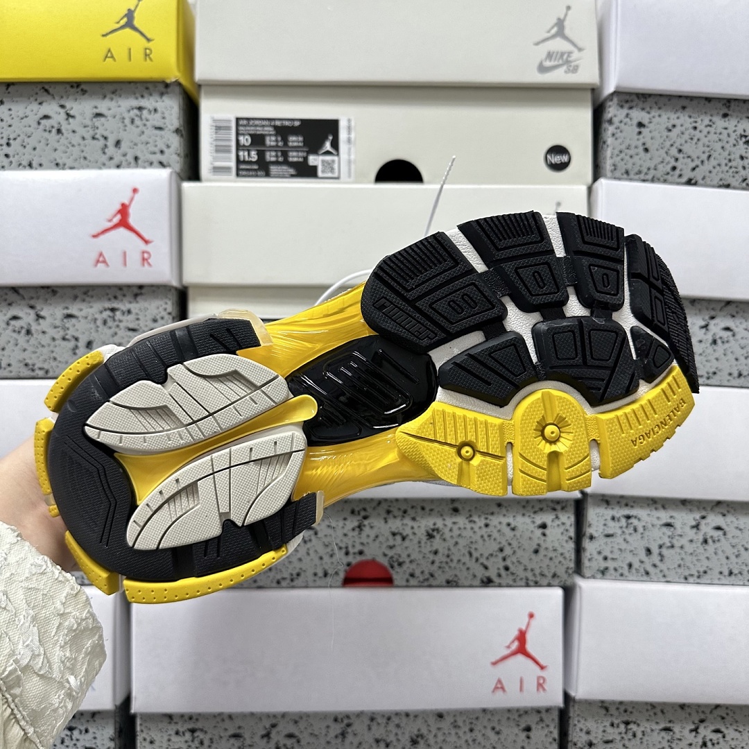 Balenciaga BLCG Runner - Image 18