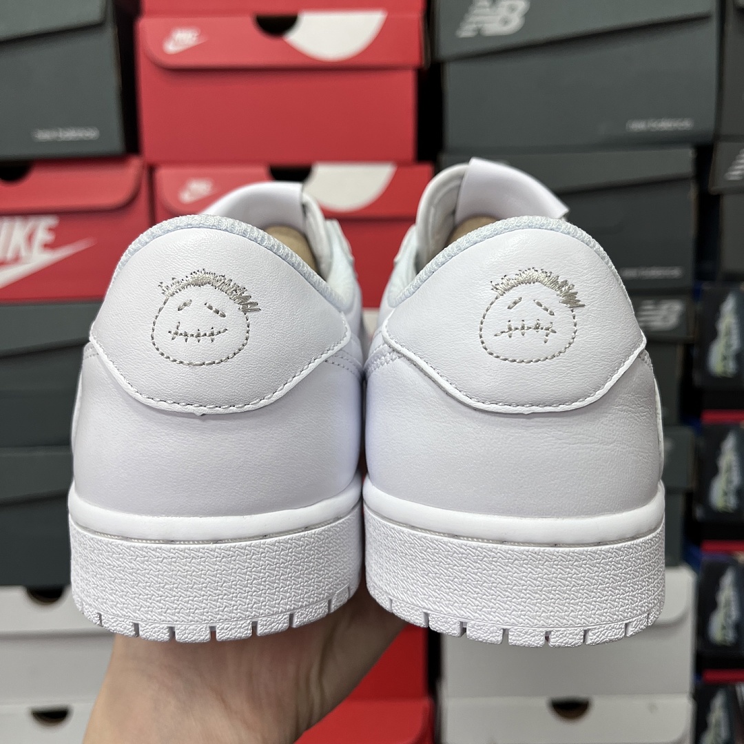 Nike Triple White Reverse Swoosh - Image 7