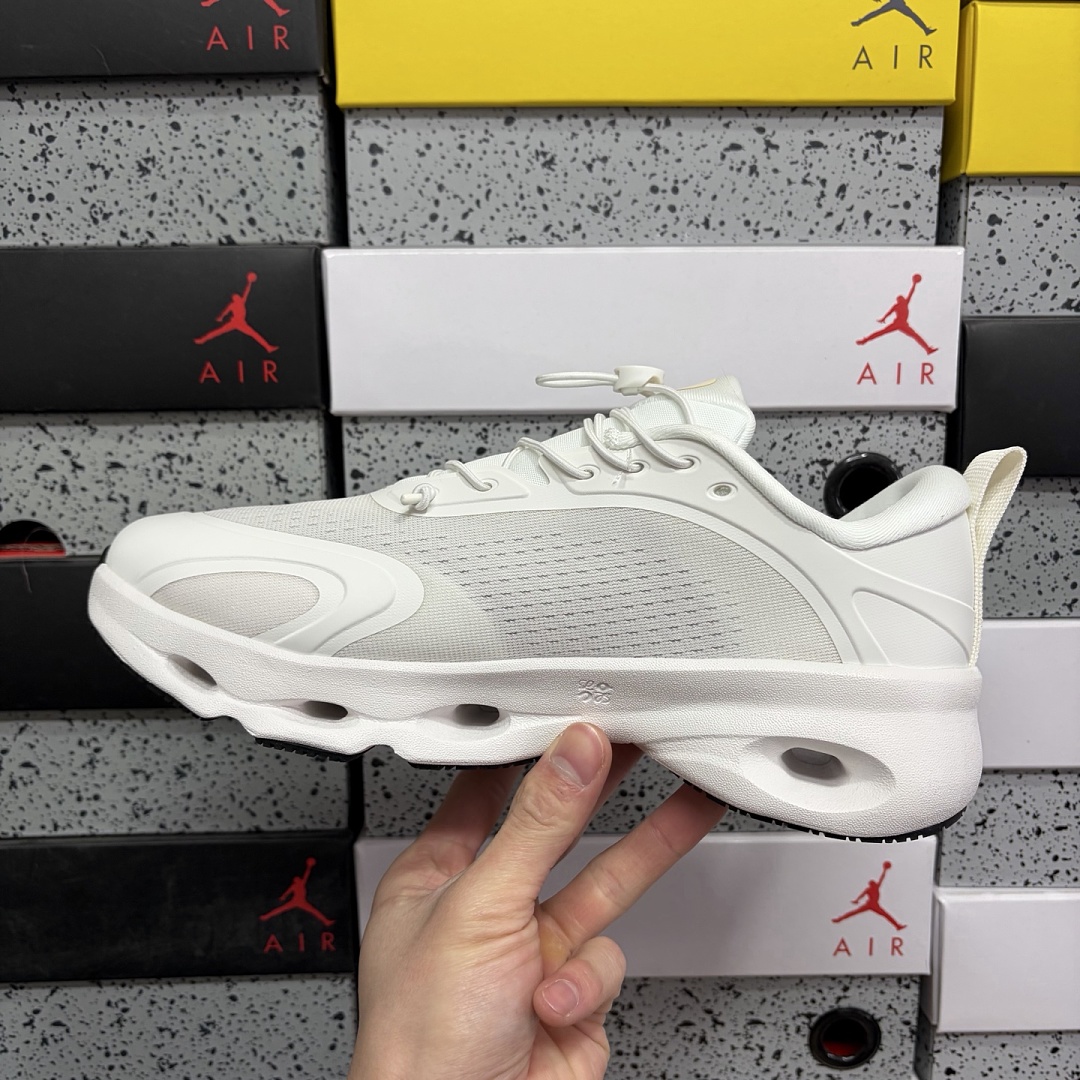 On Running Cloudsolo LOEWE (White Light Grey) - Image 9