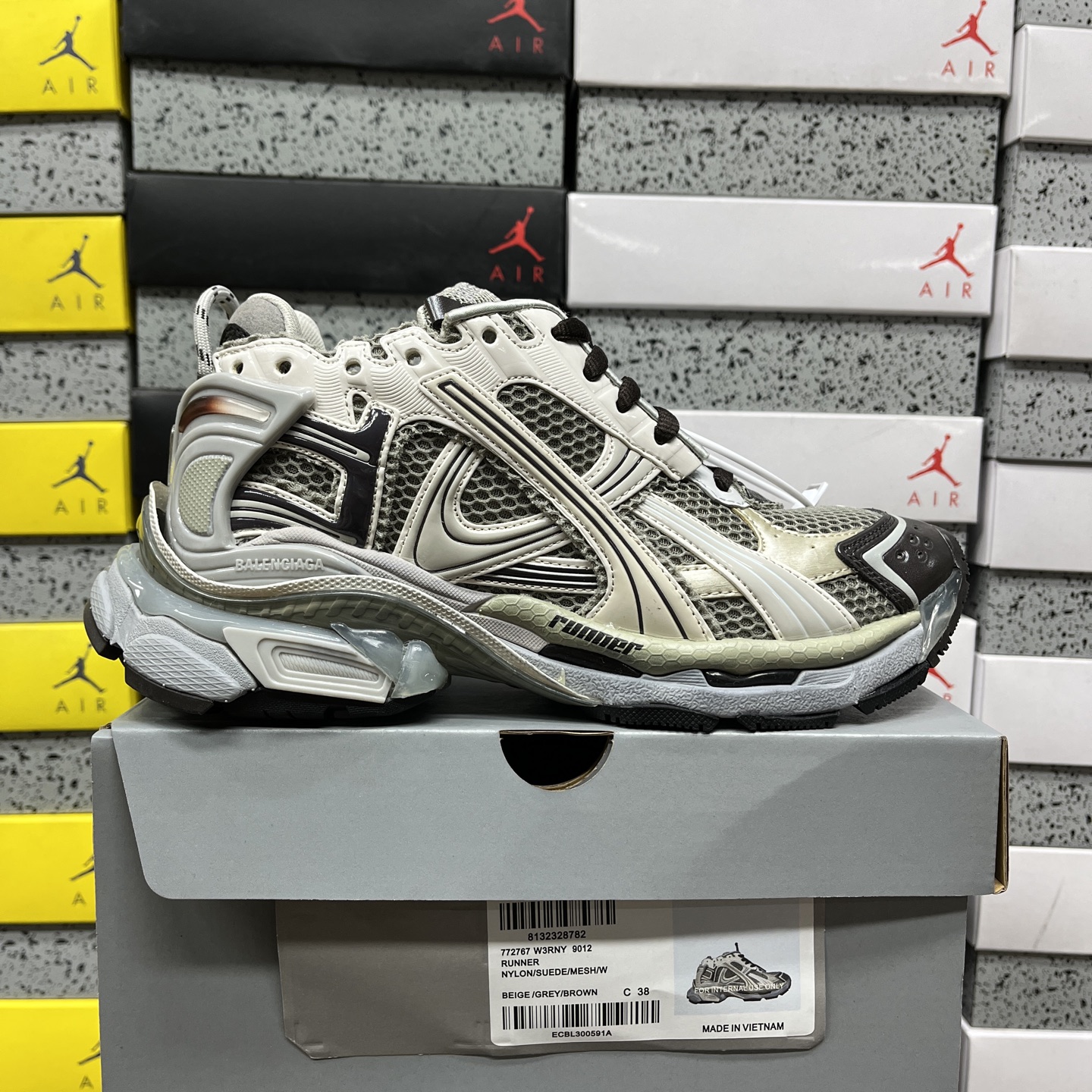 Balenciaga BLCG Runner 7.5 - Image 11