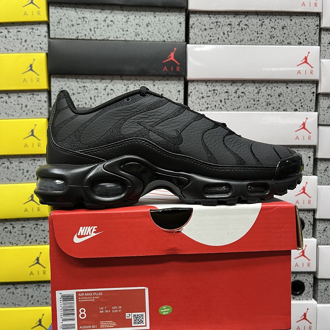 Nike Air Max Plus Triple Black Leather