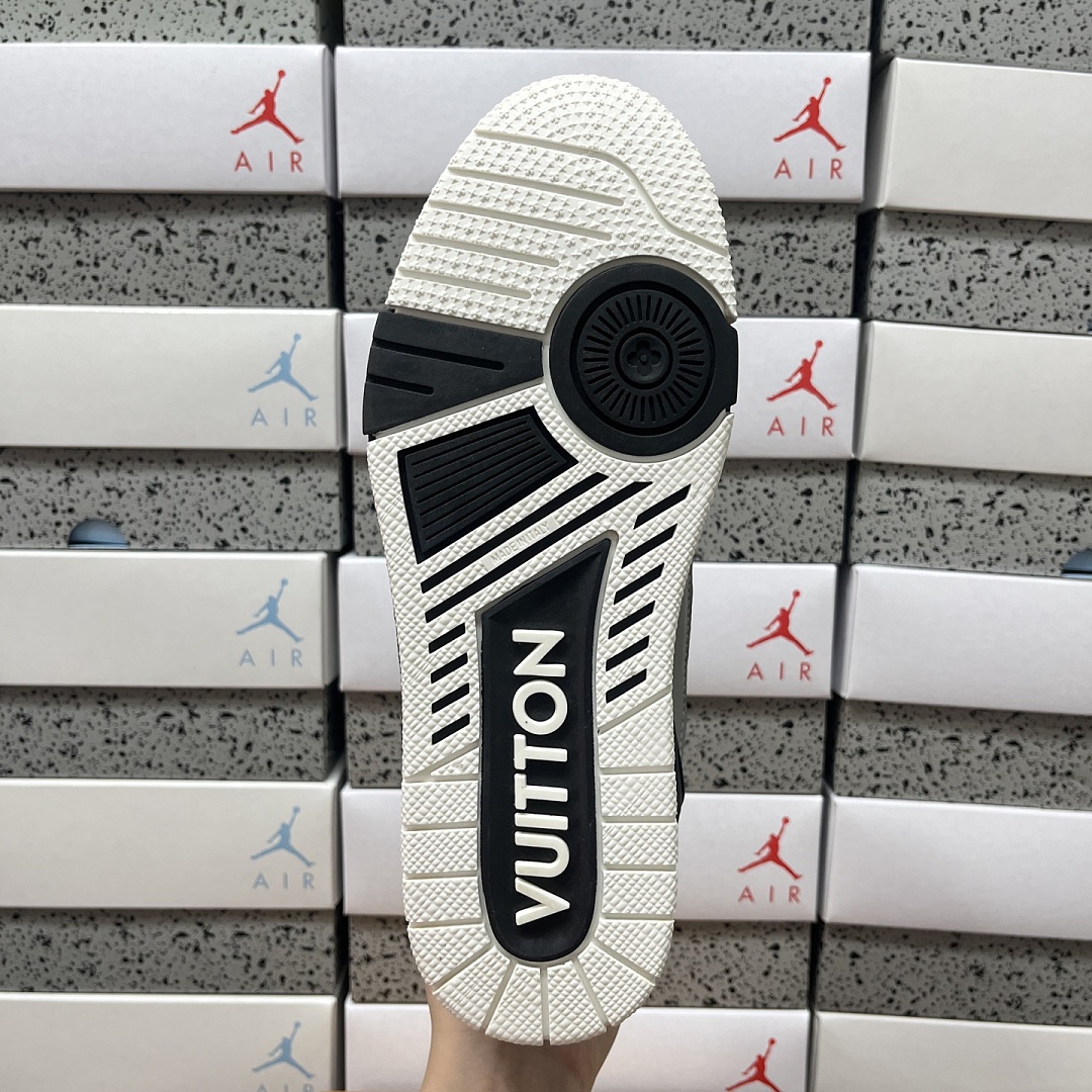 Louis Vuitton Trainer V2-05 - Image 8