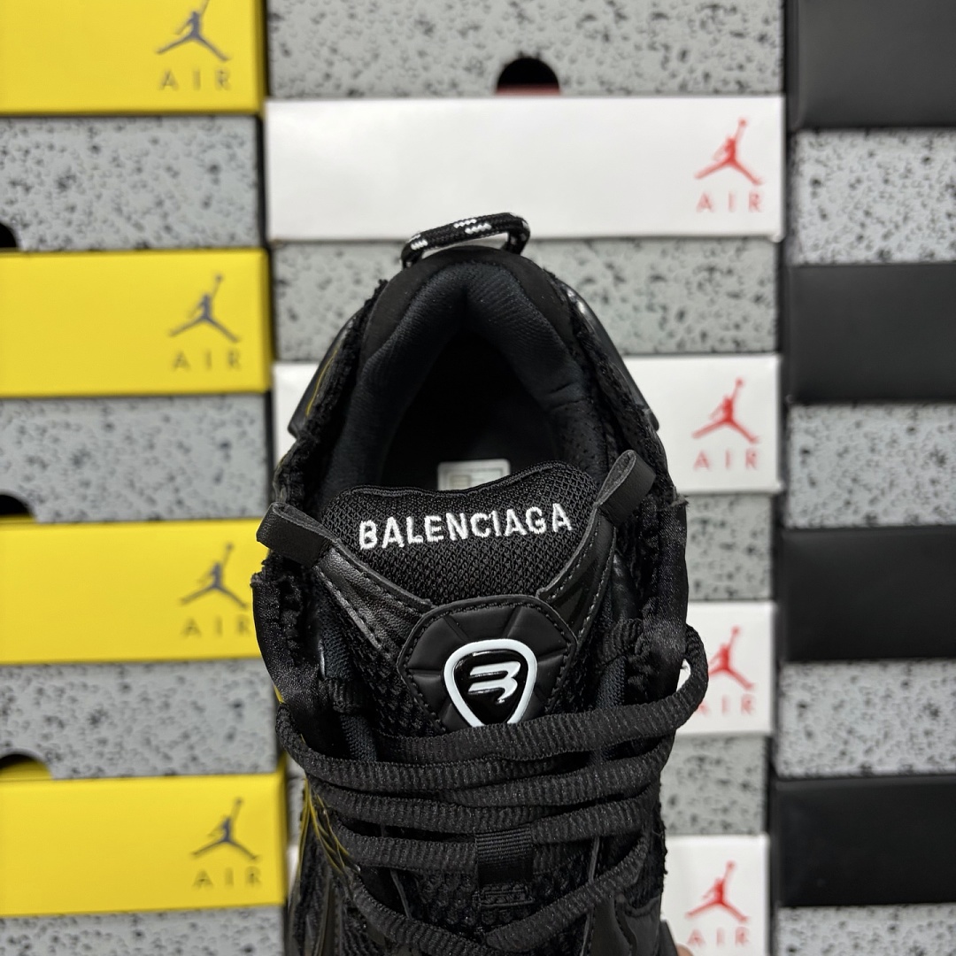 Balenciaga Runner LED Black 7.5 - Image 6