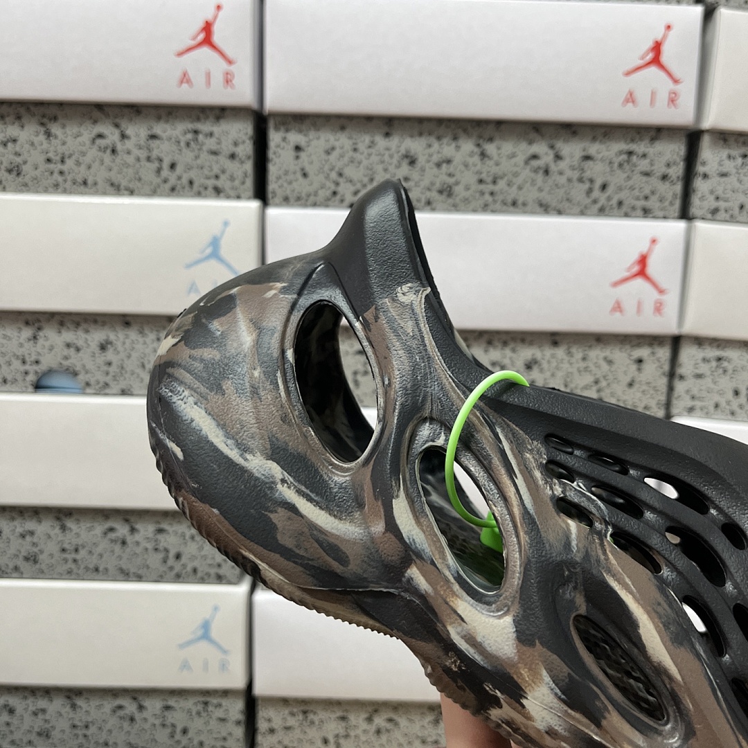 Adidas Slide/Foam Runner - Image 98