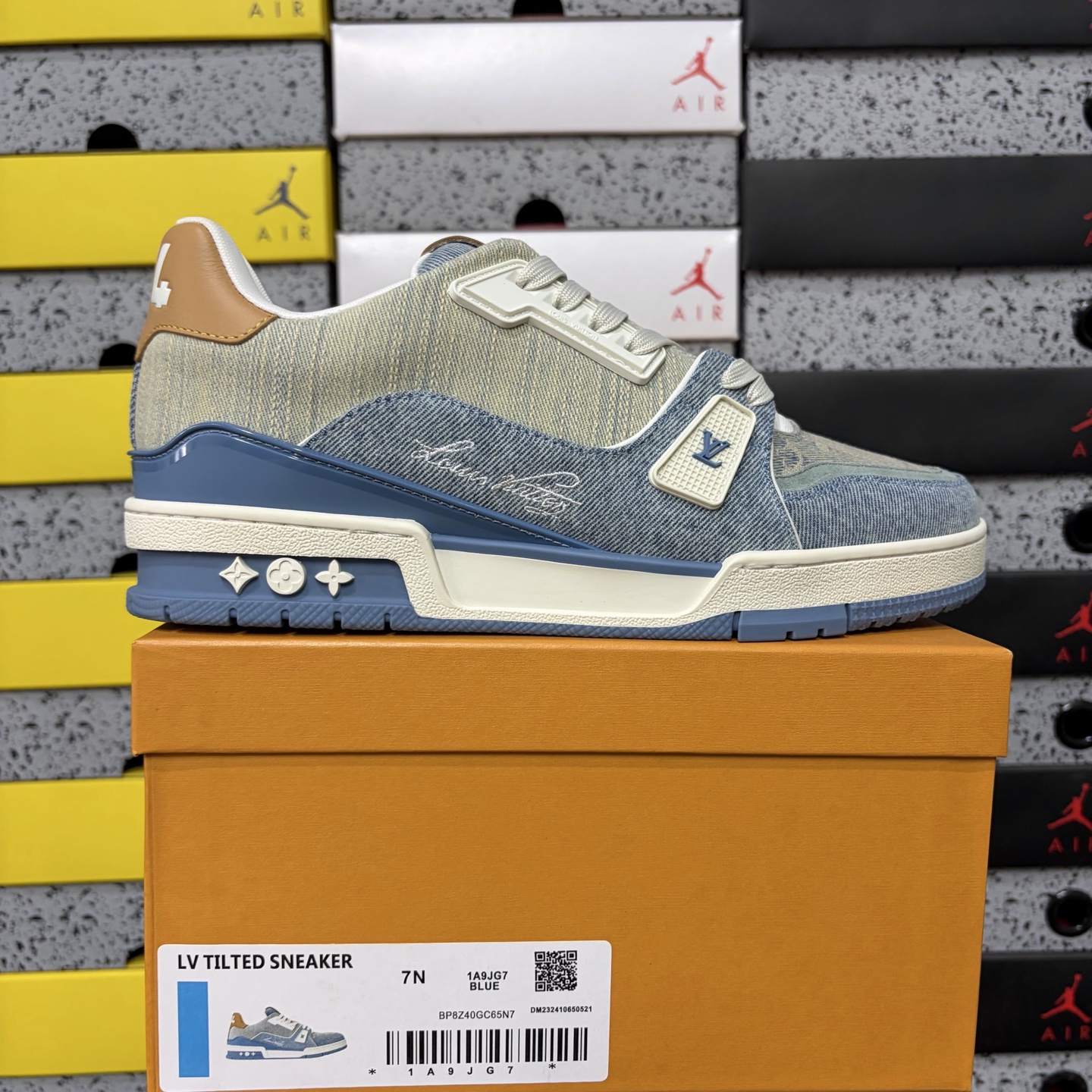 Louis Vuitton Trainer - Image 11