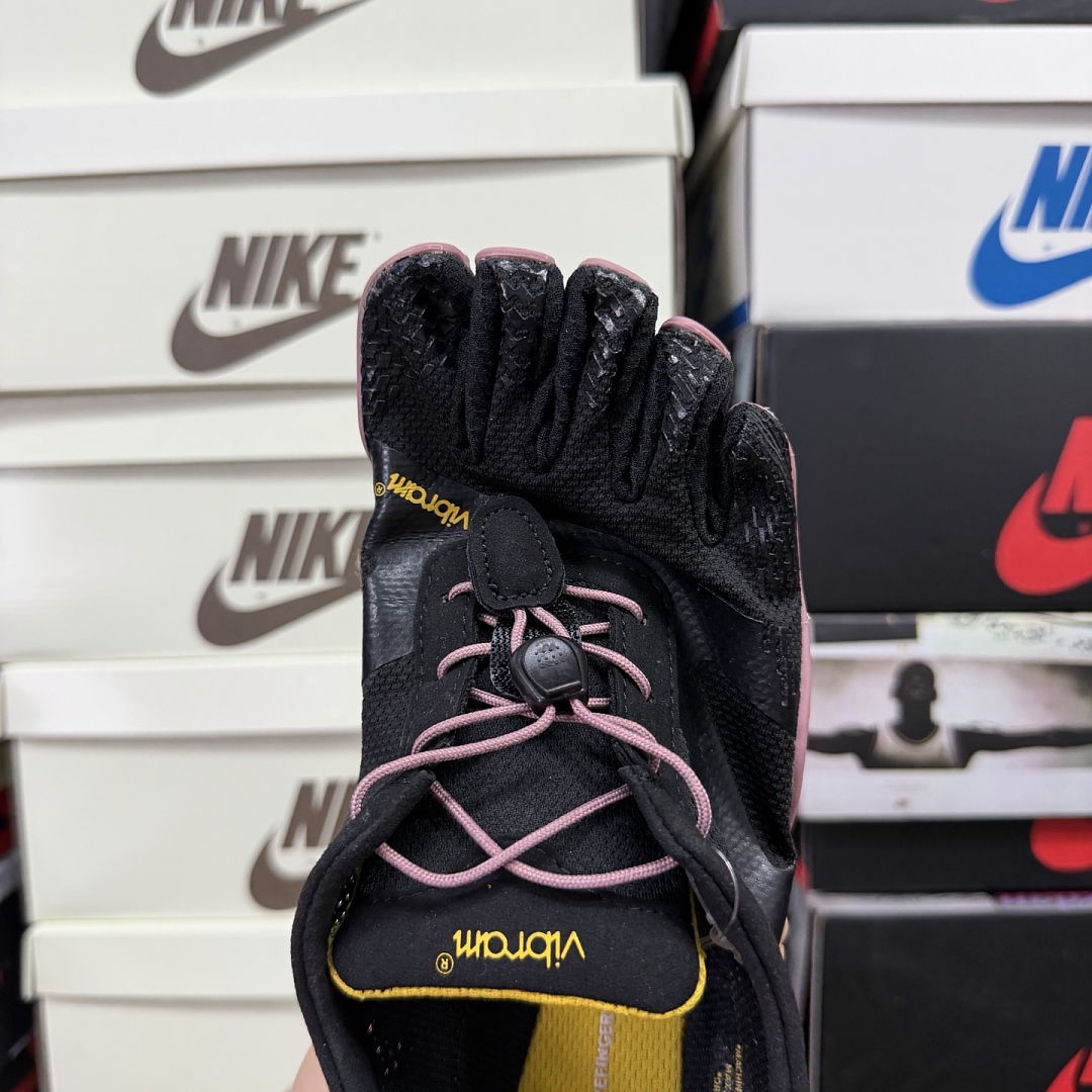 Suicoke Finger Chukka Boot 18W0701 Black Pink Straps - Image 6