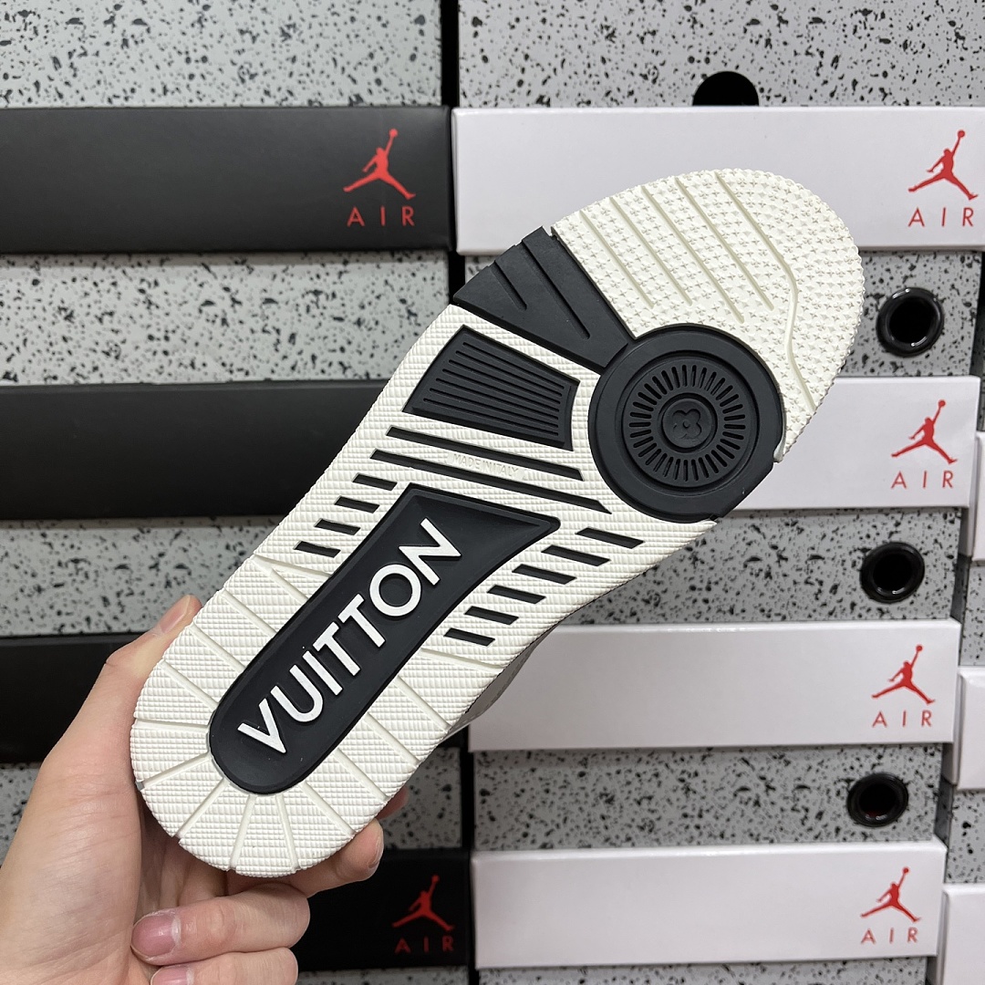 Louis Vuitton Trainer - Image 9