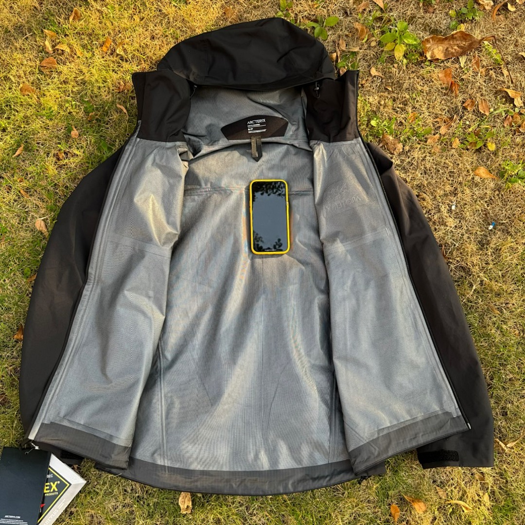 Arc'teryx Beta LT Jacket (Black) - Image 38