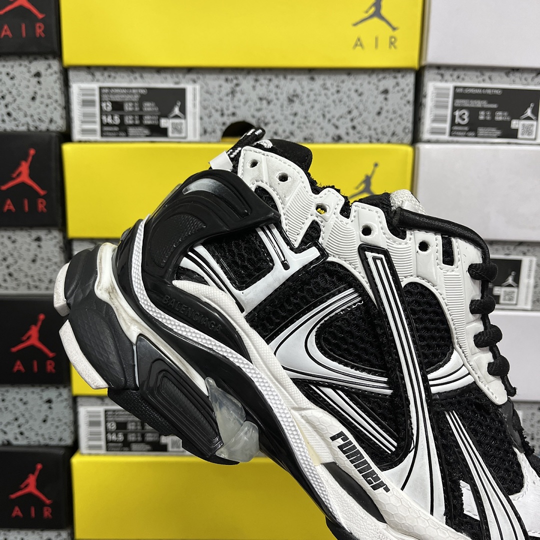 Balenciaga BLCG Runner 7.5 - Image 9