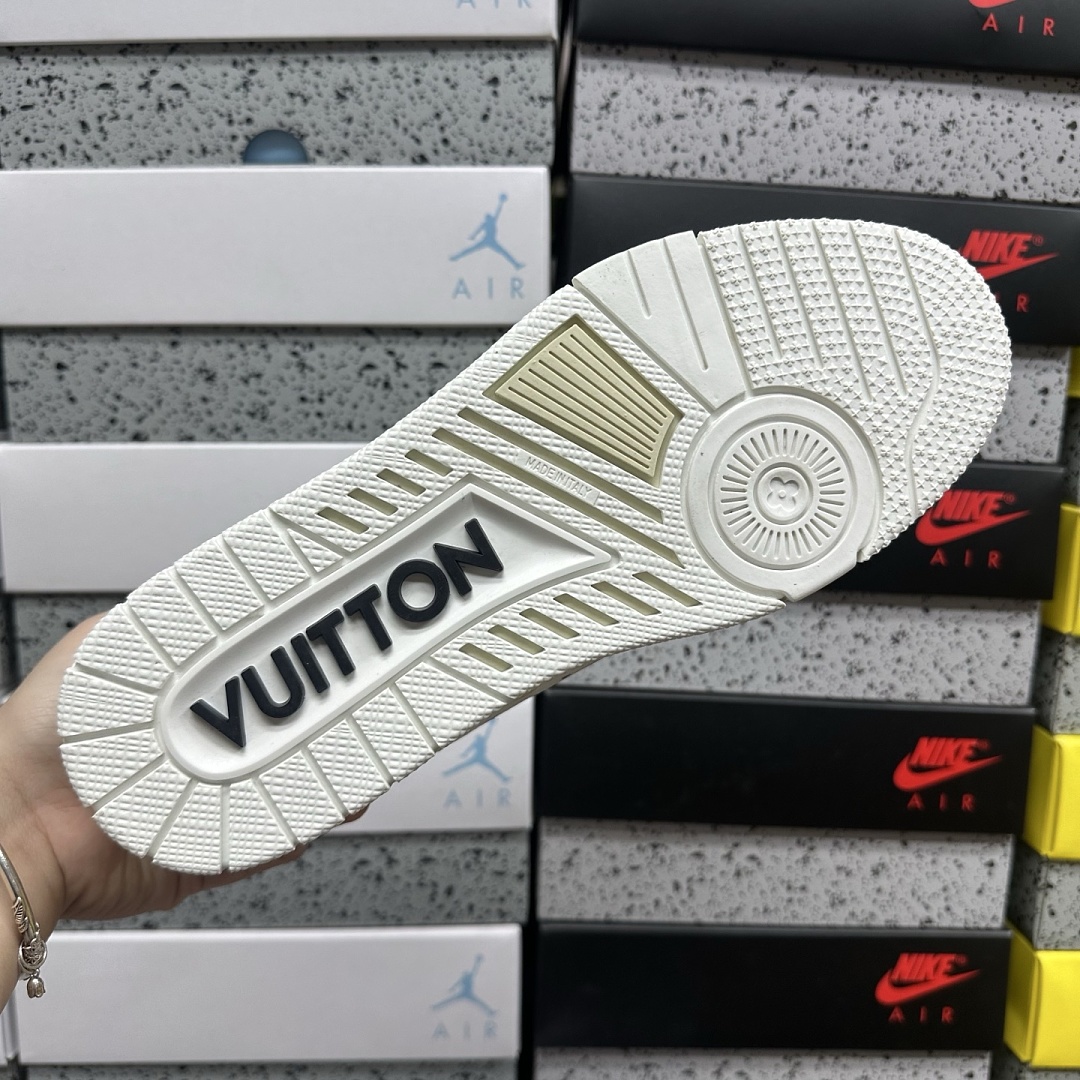Louis Vuitton Trainer V2-13 - Image 9