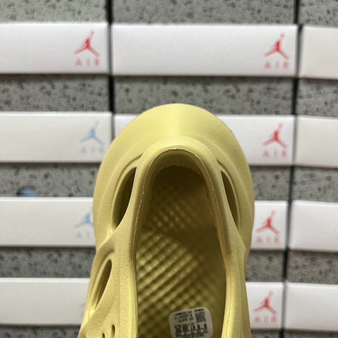 Adidas Slide/Foam Runner - Image 28