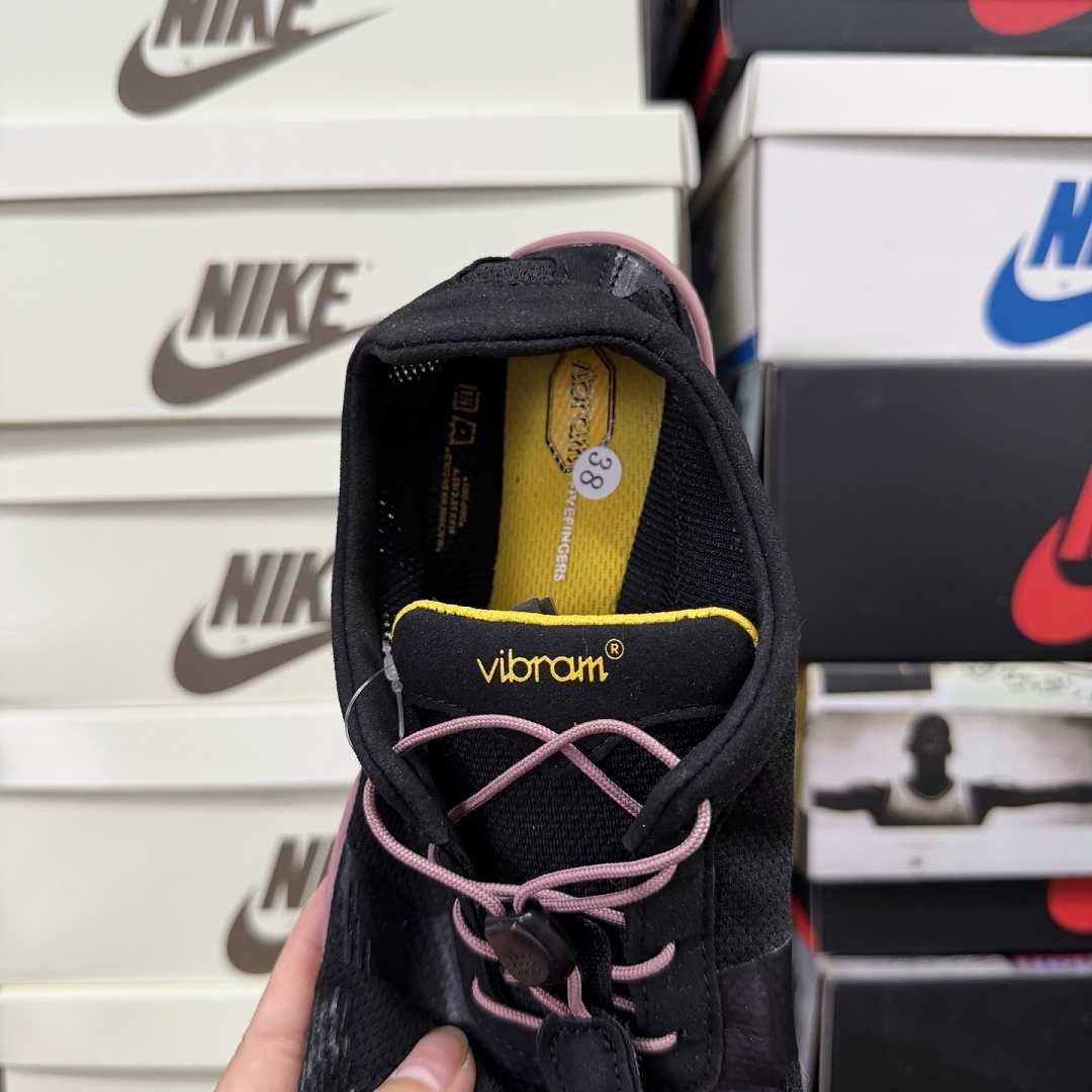 Suicoke Finger Chukka Boot 18W0701 Black Pink Straps - Image 5