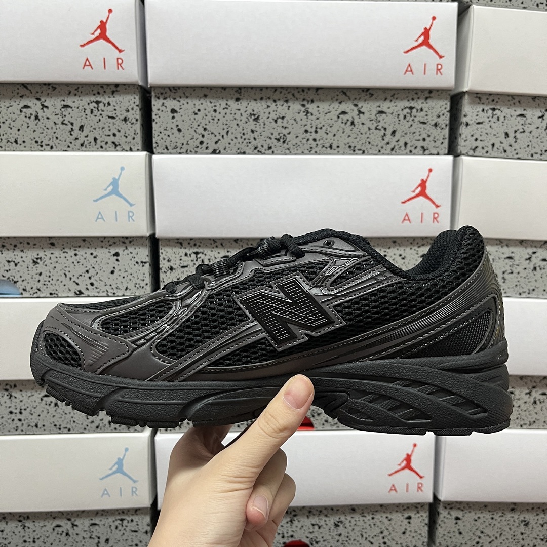 New Balance 740 (Triple Black) - Image 2