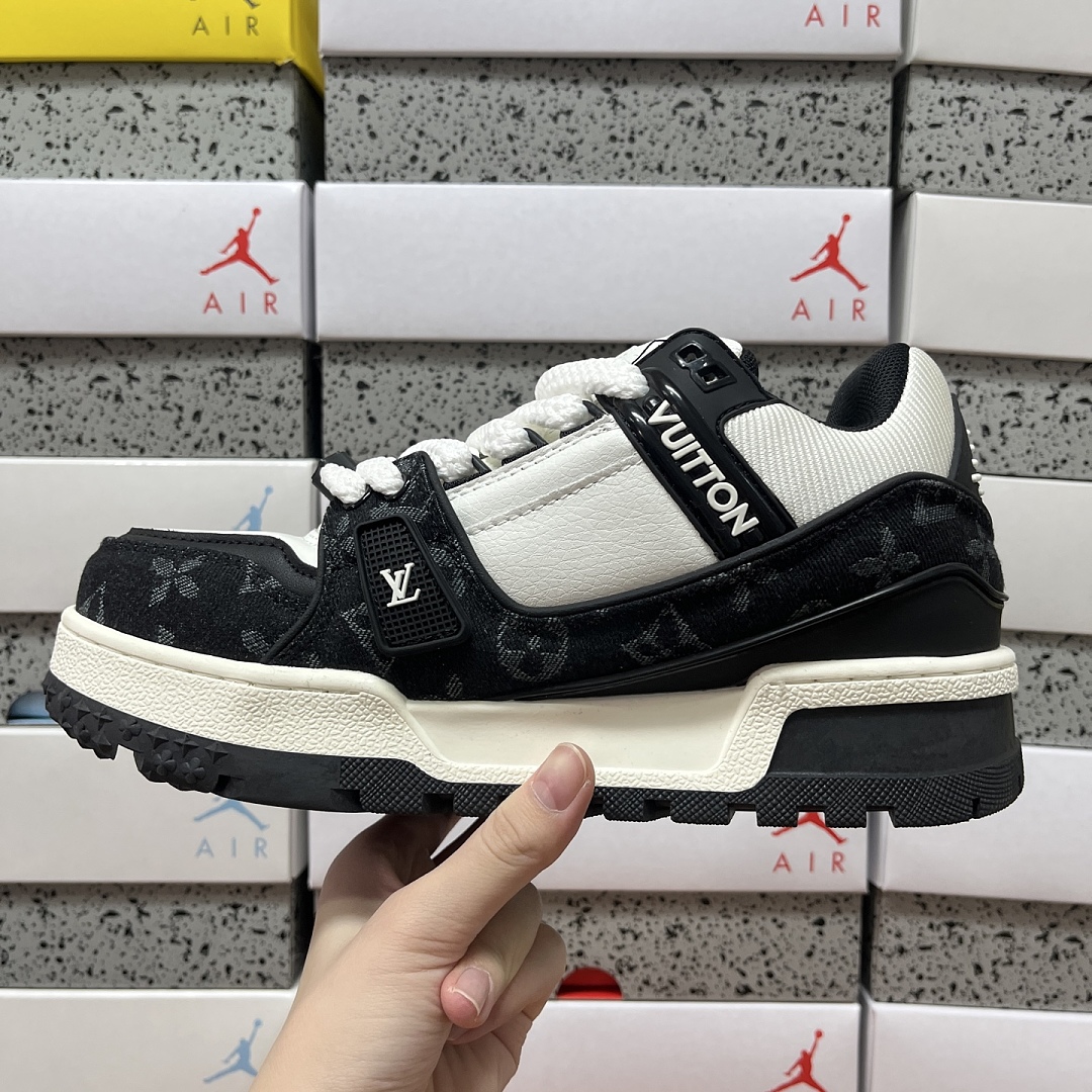 Louis Vuitton Trainer Maxi White Black Print - Image 8