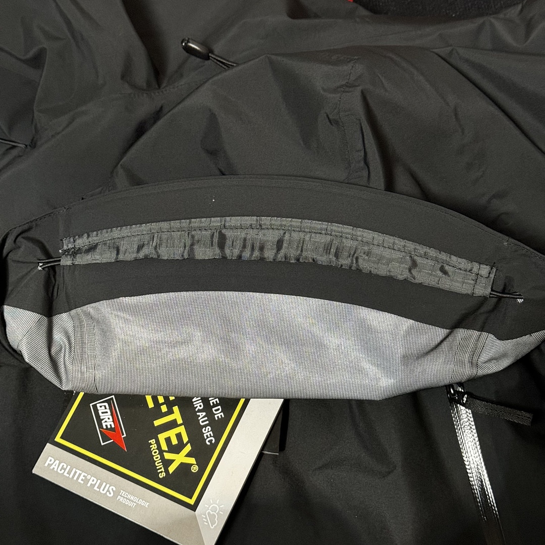 Arc'teryx Beta LT Jacket (Black) - Image 20