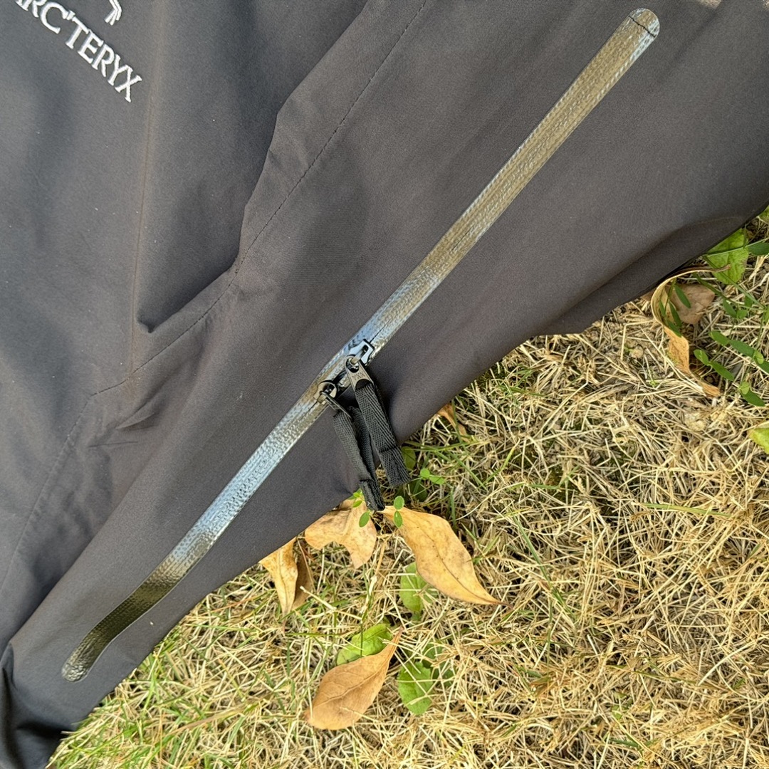 Arc'teryx Beta LT Jacket (Black) - Image 39