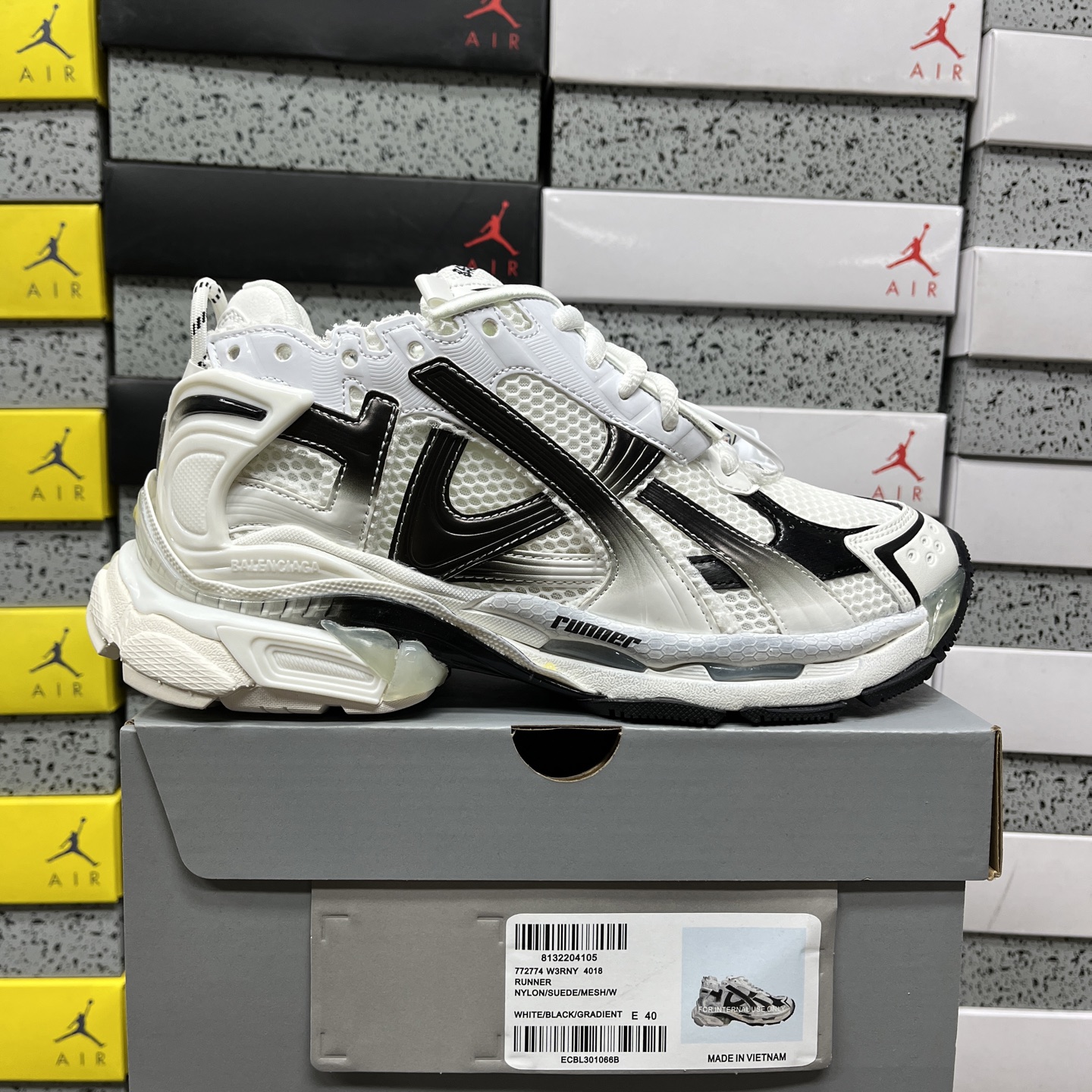 Balenciaga BLCG Runner 7.5 - Image 11