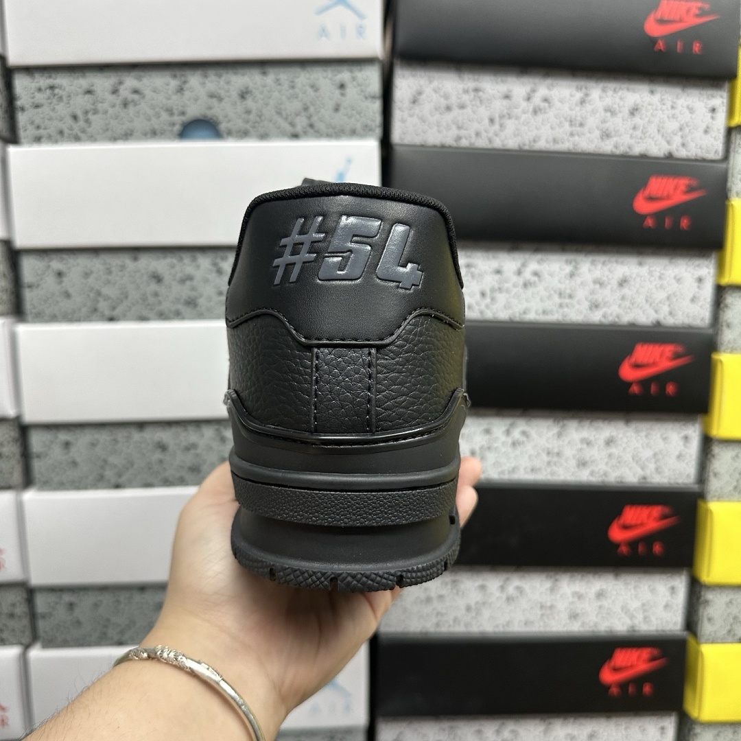Louis Vuitton Trainer V2-15 - Image 10
