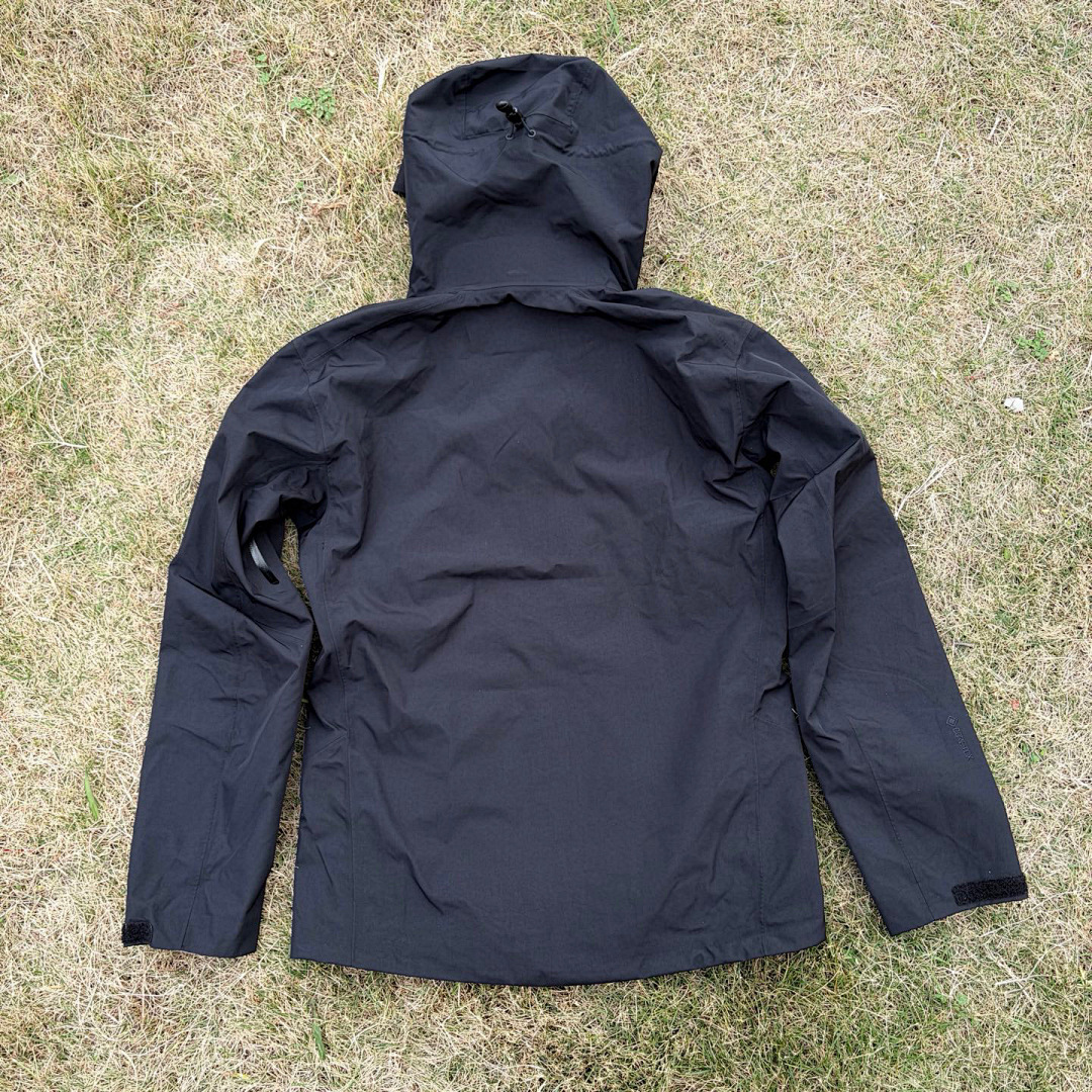 Arc'teryx Beta Jacket (Black SL) - Image 18